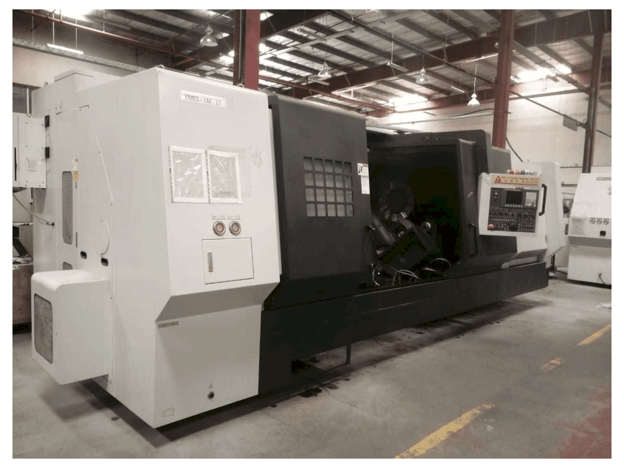 Koneen YOU JI YH 50/300 vasemman sivun näkymä