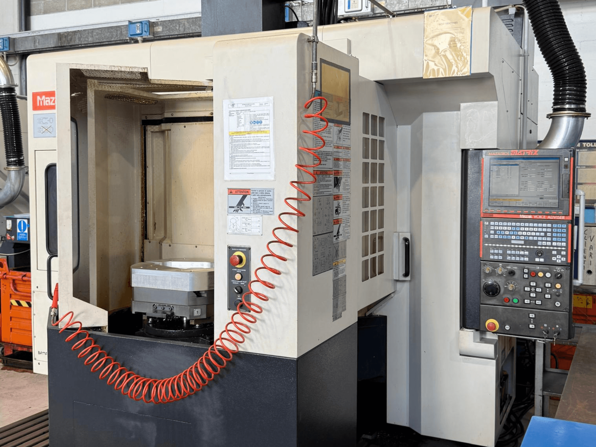 Mazak VARIAXIS I 500 -pystykoneistuskeskus edestä katsottuna; kuvassa näkyvät ohjauspaneeli, työkappaleen pidike ja työkalujen säilytystila.