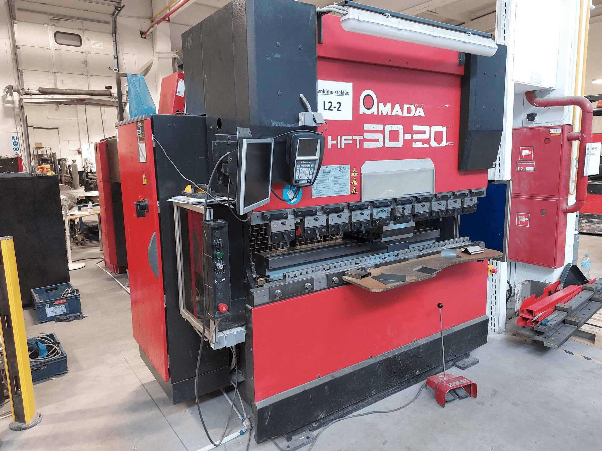 Koneen AMADA HFT 50-20 etunäkymä