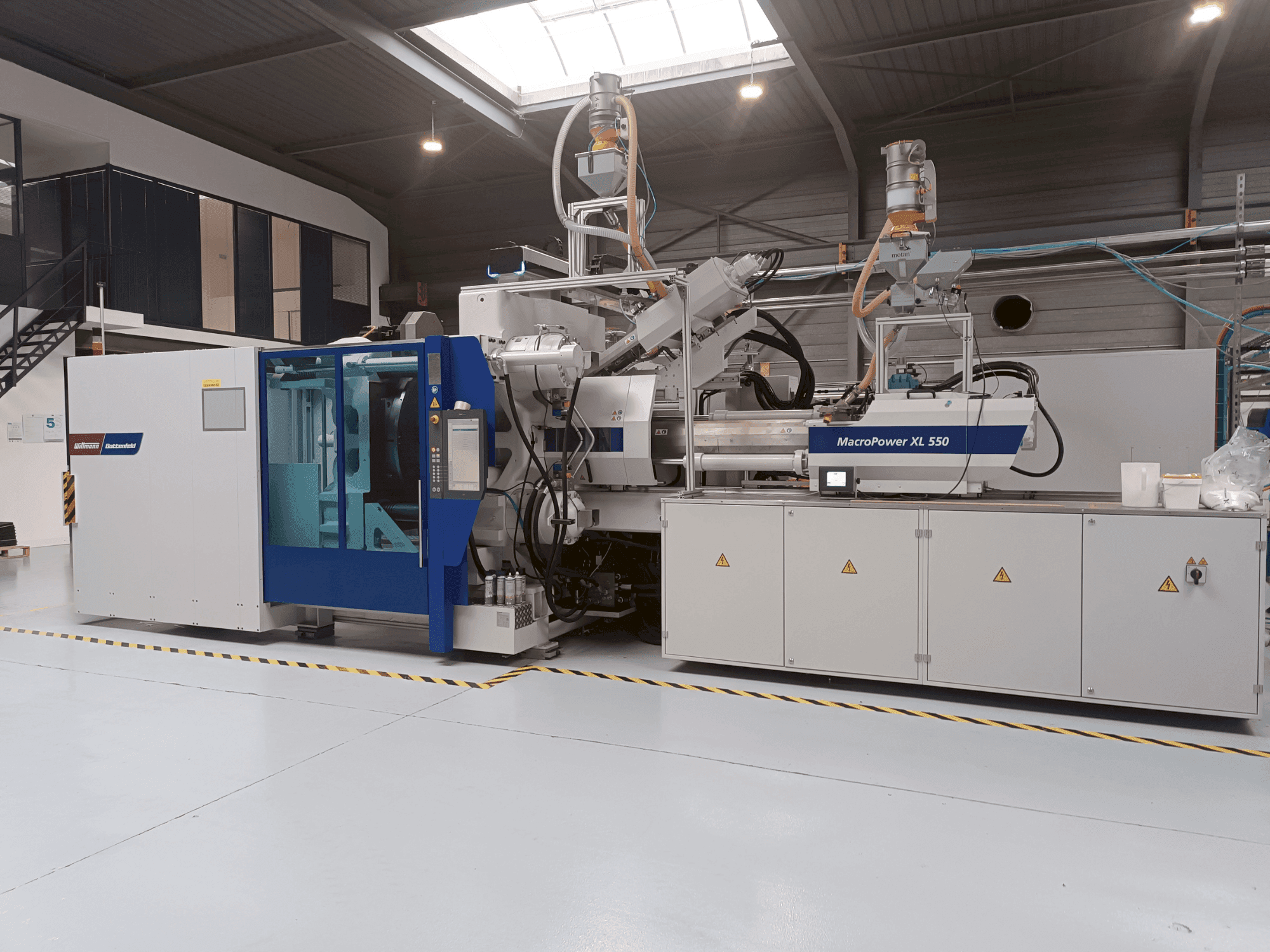 Koneen Battenfeld MacroPower 550XL 2250H-350S 3K etunäkymä