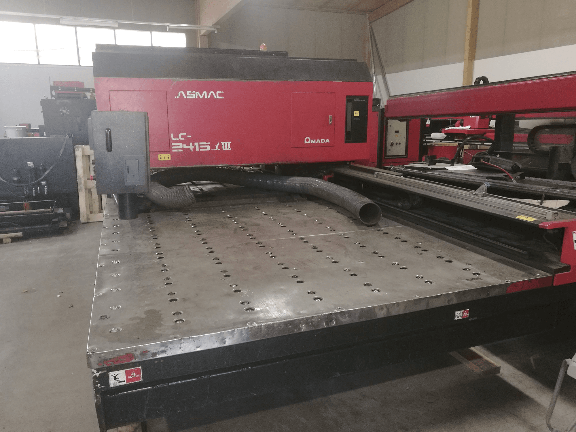 Koneen AMADA etunäkymä LC 2415 α3