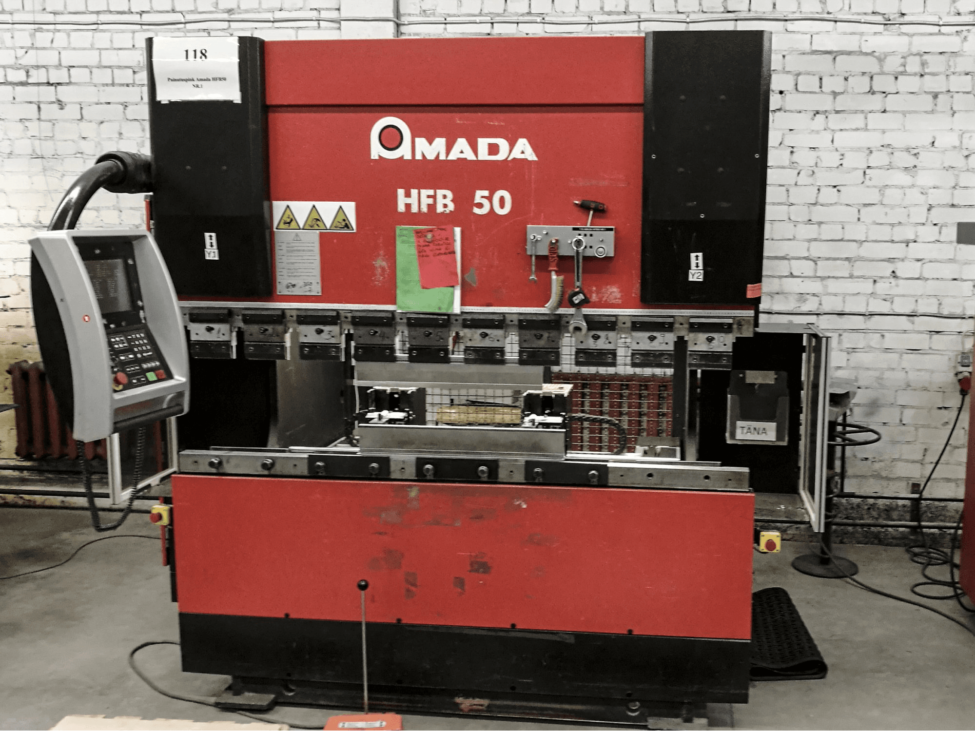 Koneen AMADA etunäkymäHFB 50