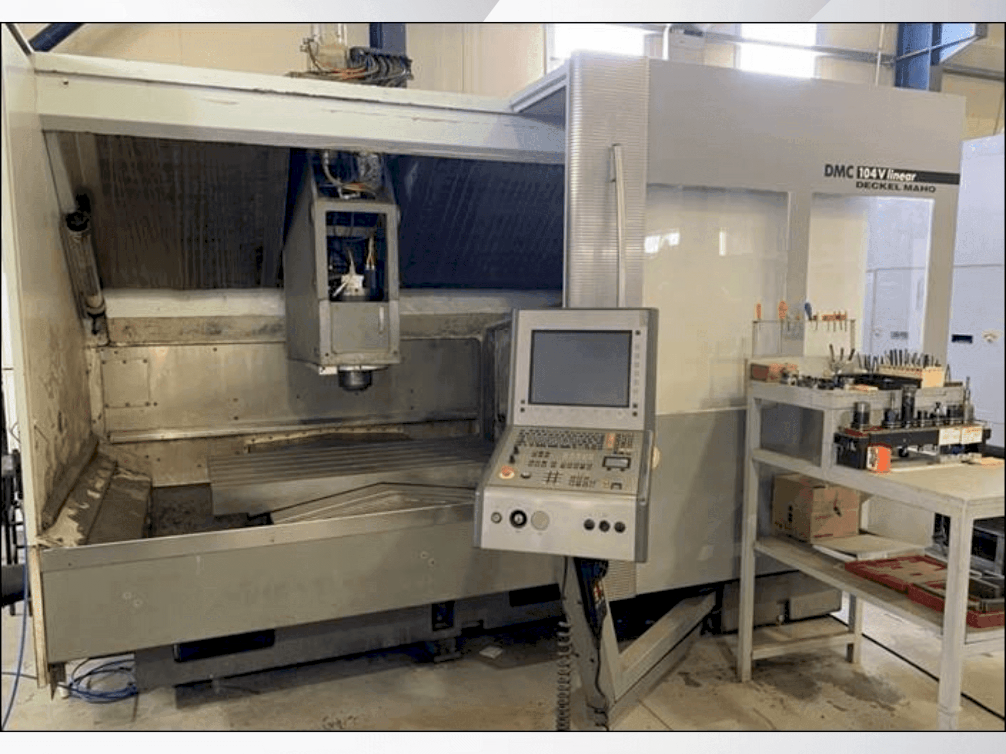 Koneen DECKEL MAHO DMC 104V Linear etunäkymä