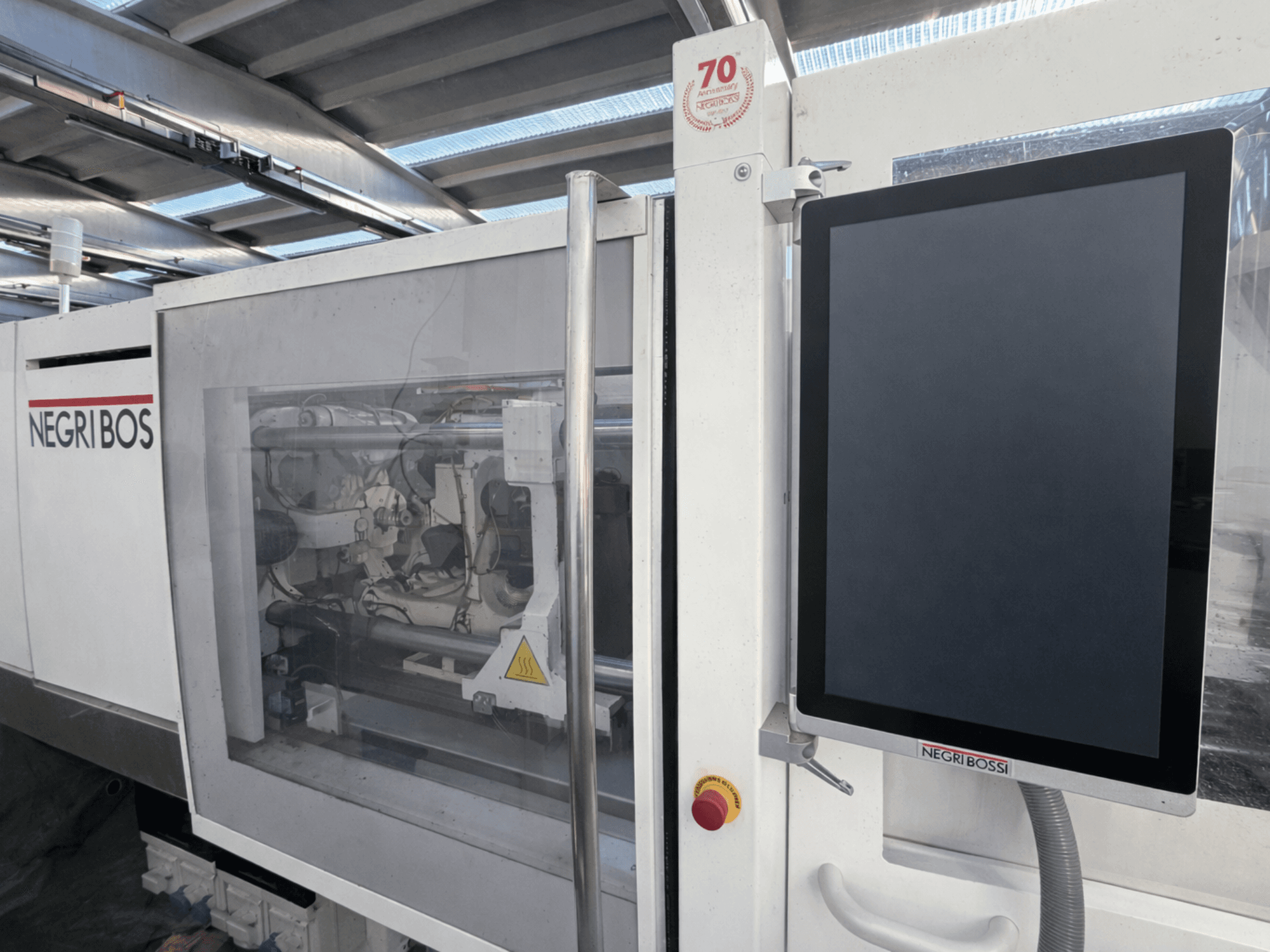 Negri Bossi ELE 80 sähköinen ruiskuvalukone, etukuva, jossa ohjausnäyttö ja näkyvät sisäiset osat.