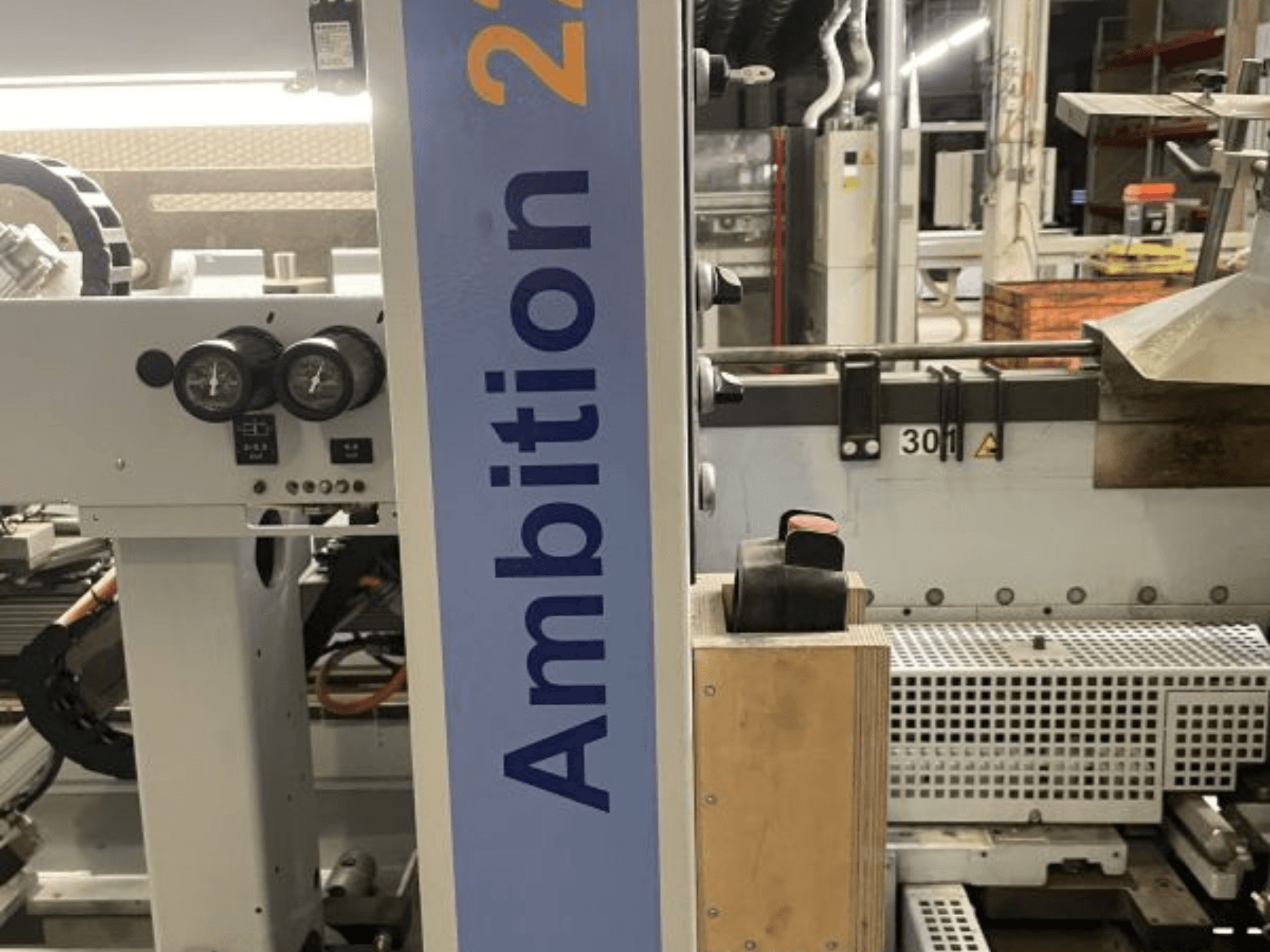 HOMAG KAL 210 Ambition 2264 -särmäyslaite etukuvassa, jossa näkyvät valitsimet, hallintalaitteet ja tuotemerkillä varustettu sivupaneeli.