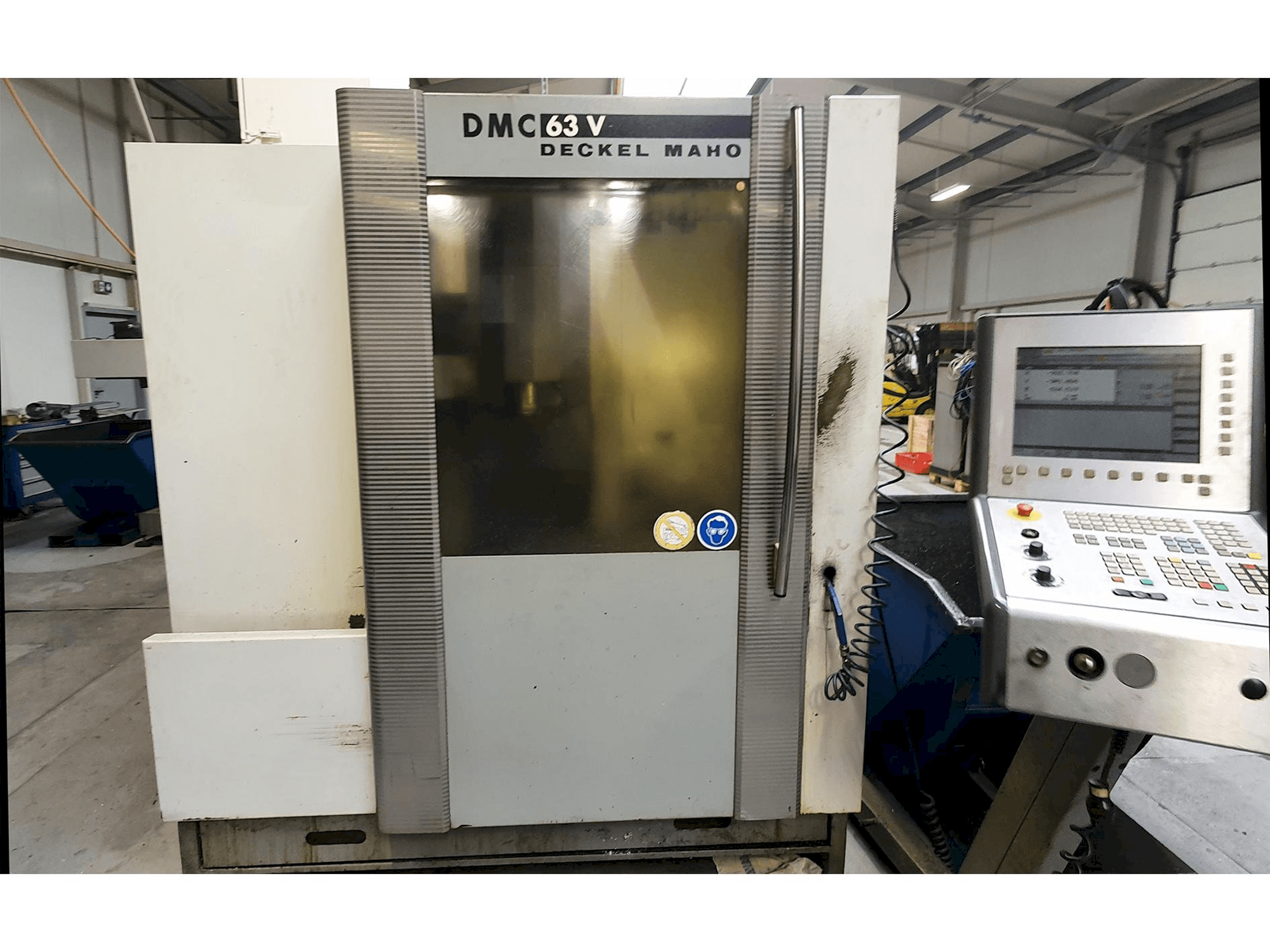 Koneen DECKEL MAHO DMC 63V etunäkymä
