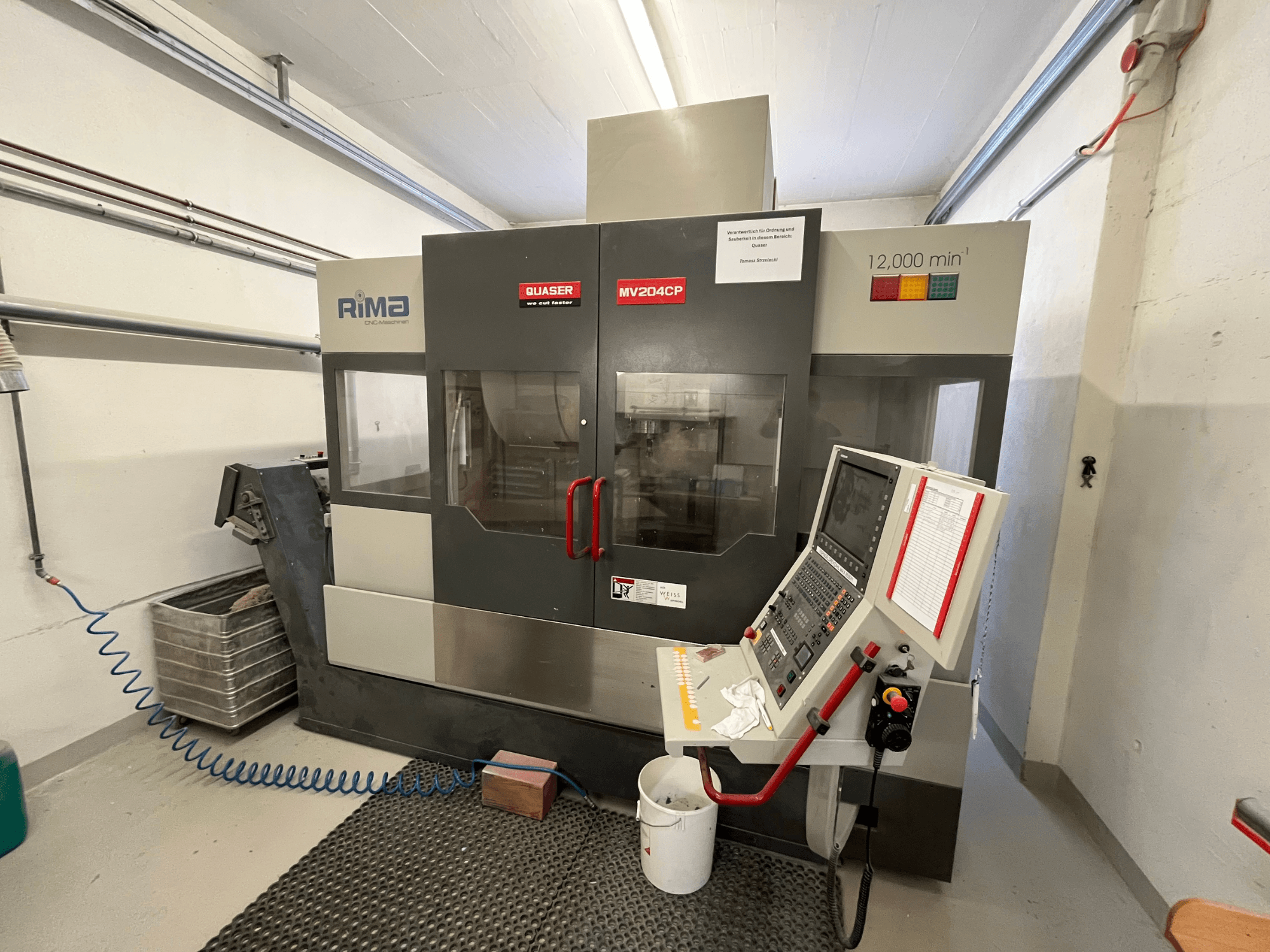 Quaser MV-204 CP -pystytyöstökeskus edestäpäin, jossa näkyy ohjauspaneeli ja käyttötiedot.