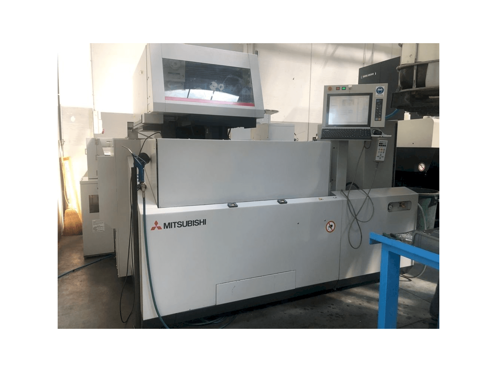 Koneen Mitsubishi MV2400S etunäkymä