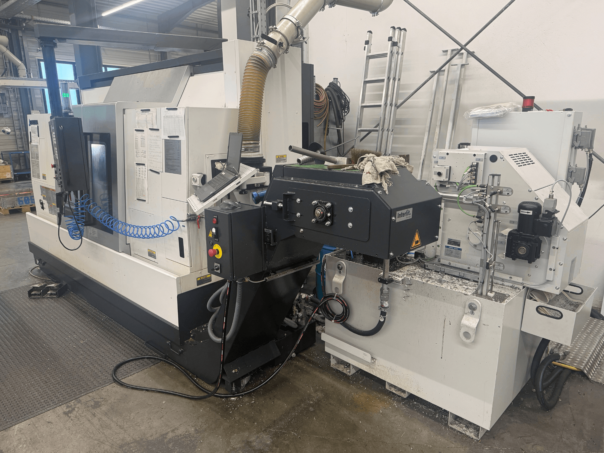 Okuma LB3000II-MYC 950 vaakasuuntainen sorvauskone, etukuva, jossa näkyy ohjauspaneeli ja jäähdytysjärjestelmä.