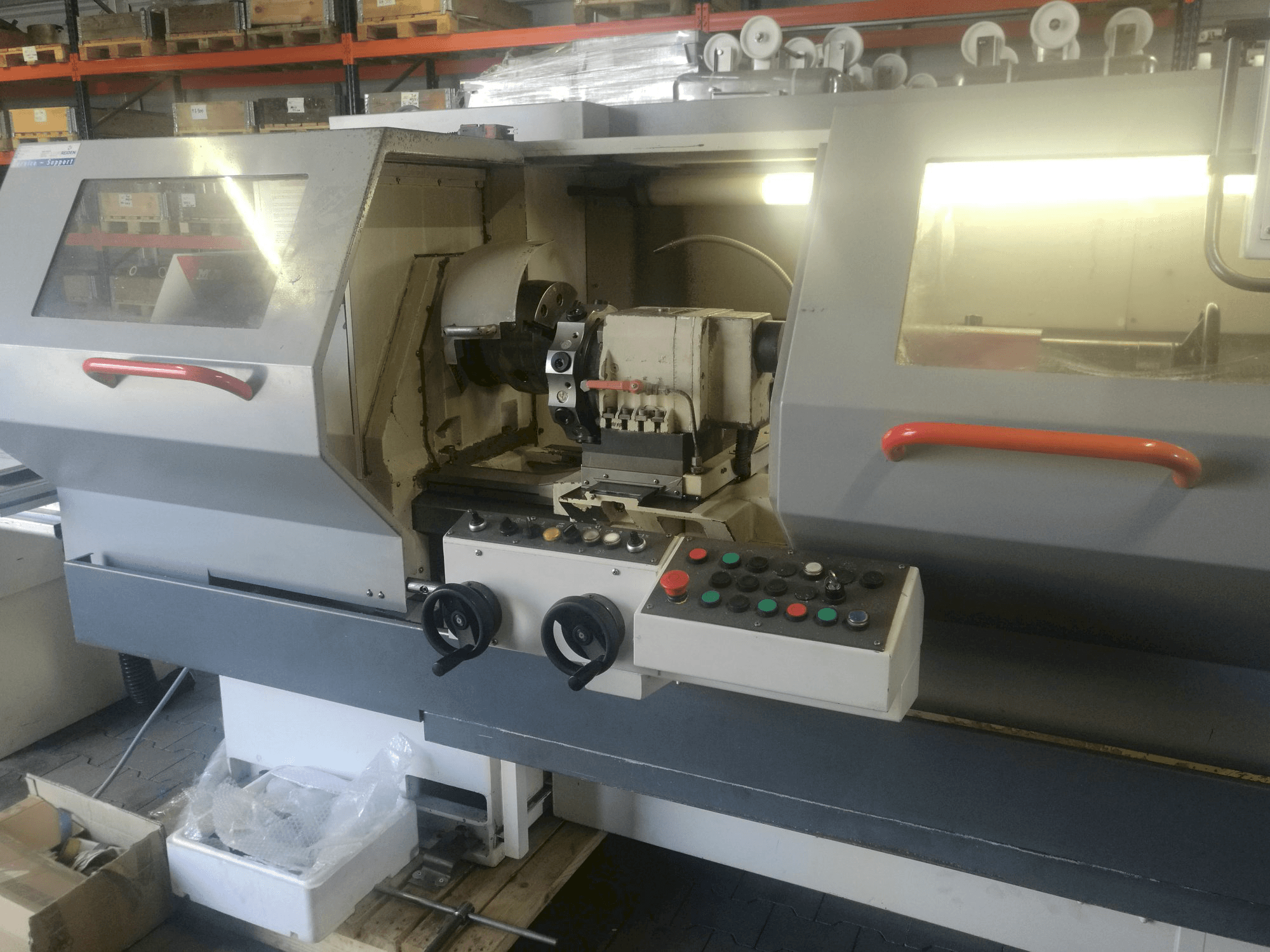 Koneen KOVOSVIT MAS etunäkymä MT 54 CNC