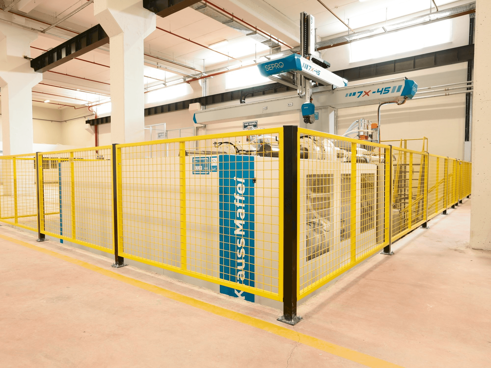 Koneen Krauss Maffei 1300/8100 MX etunäkymä