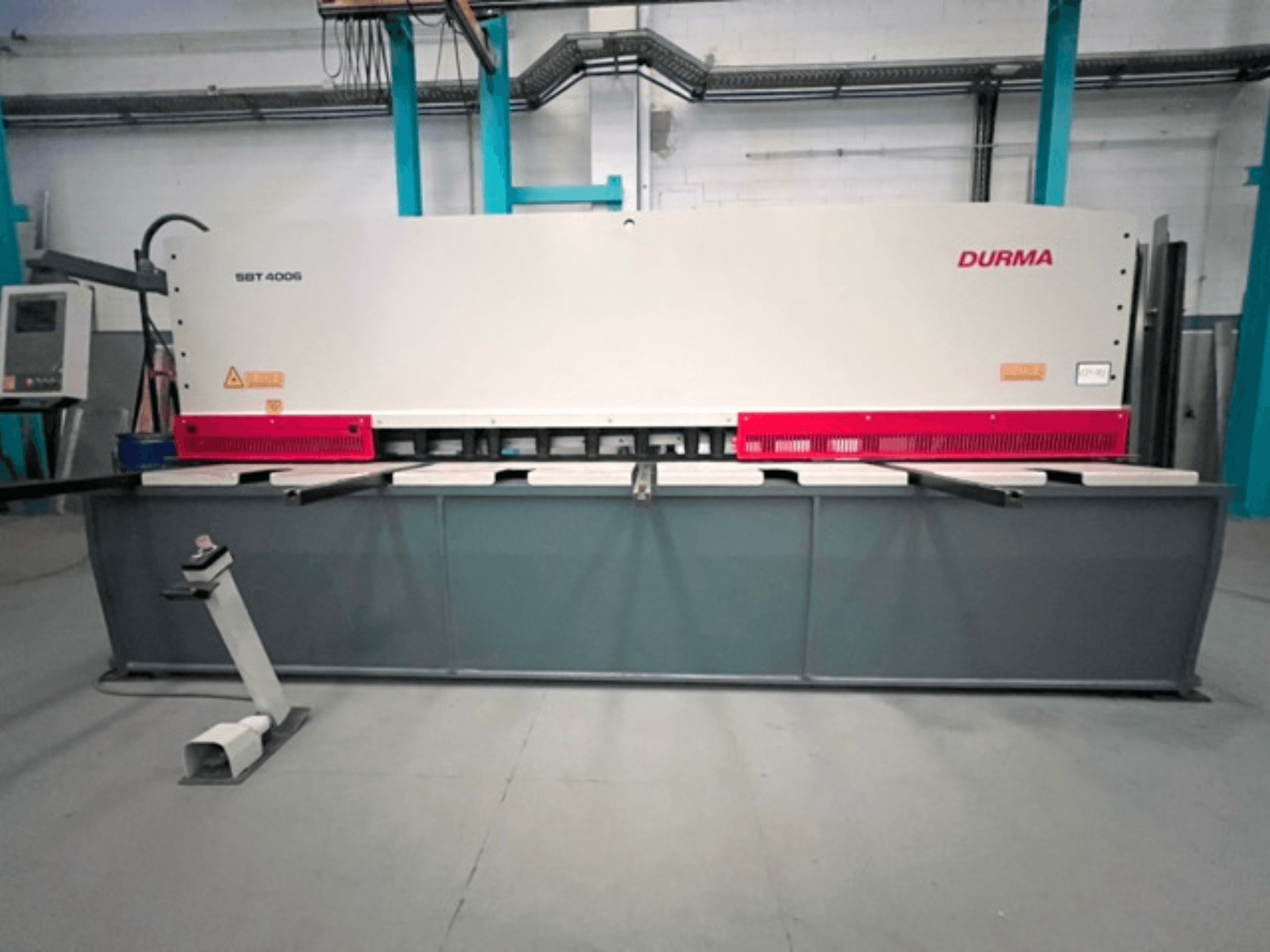 CNC-leikkuri Durma SBT 4006 etukuvassa, jossa on harmaa pohja ja punaiset korostukset, valmiina käytettäväksi tehdasympäristössä.