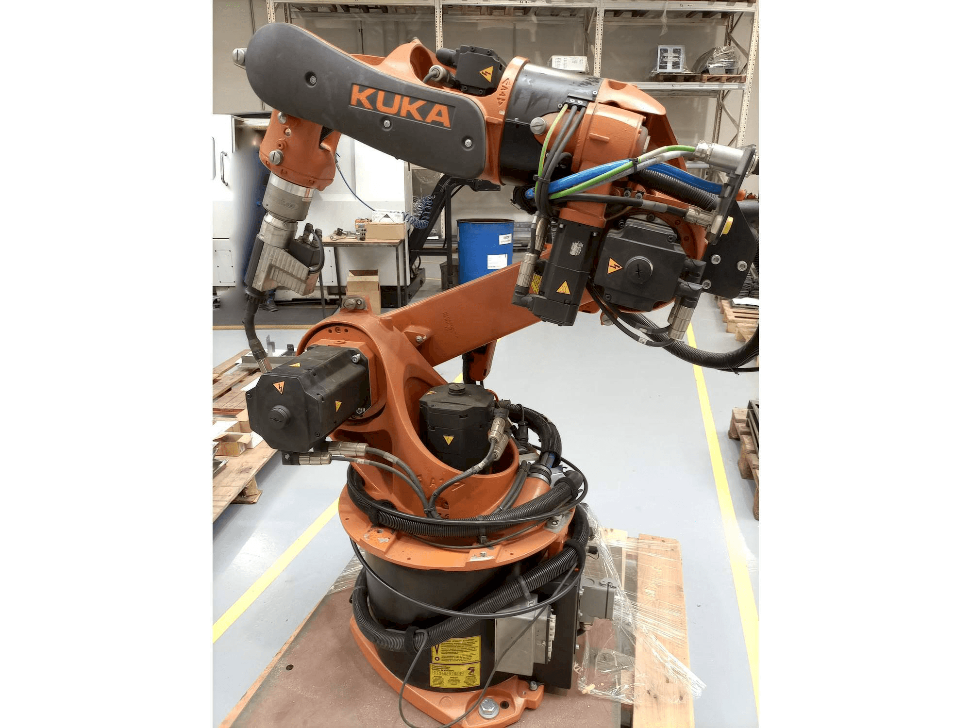 Koneen KUKA KR16 ARC HW etunäkymä