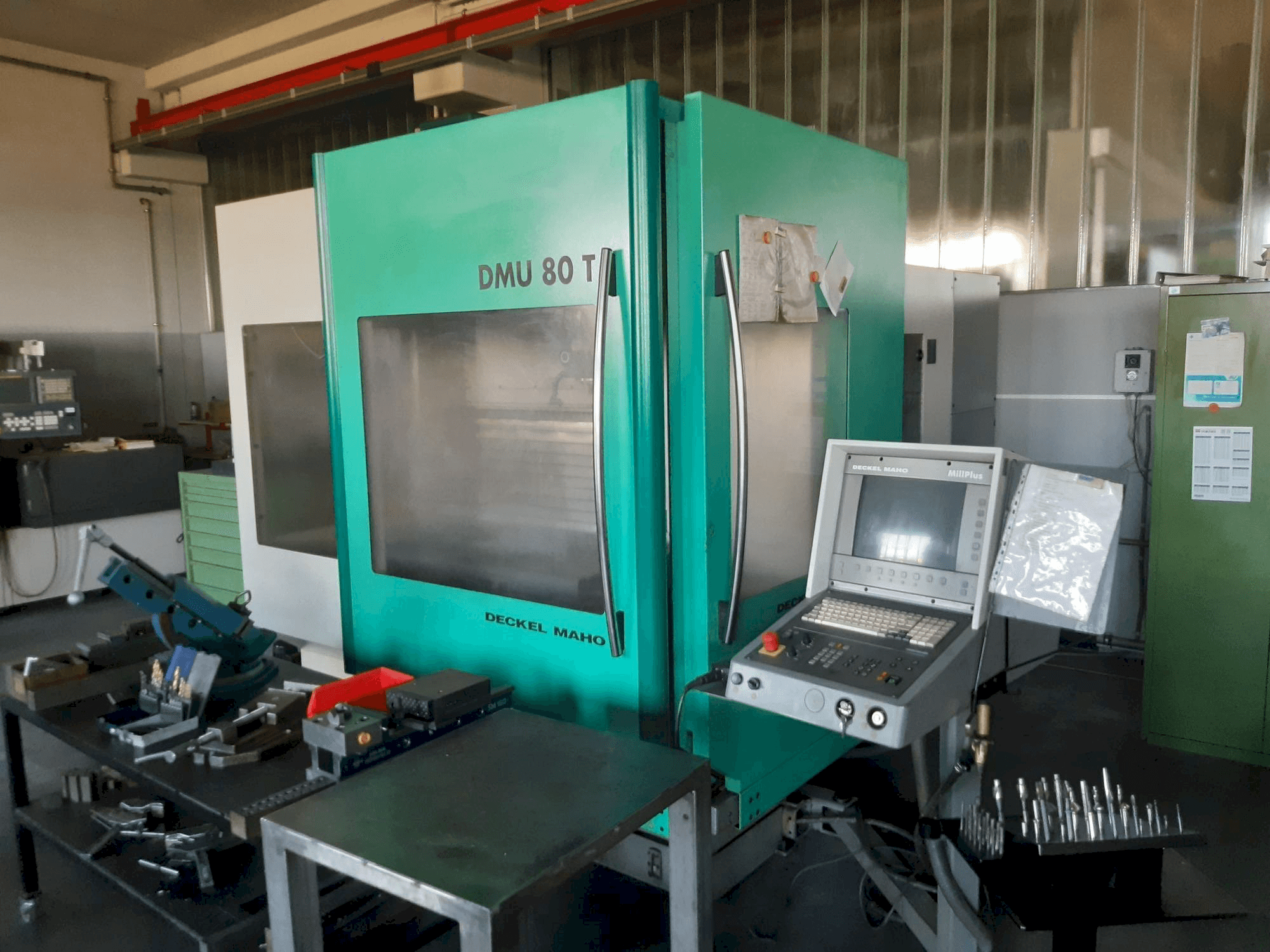 Koneen DECKEL MAHO DMU 80T etunäkymä