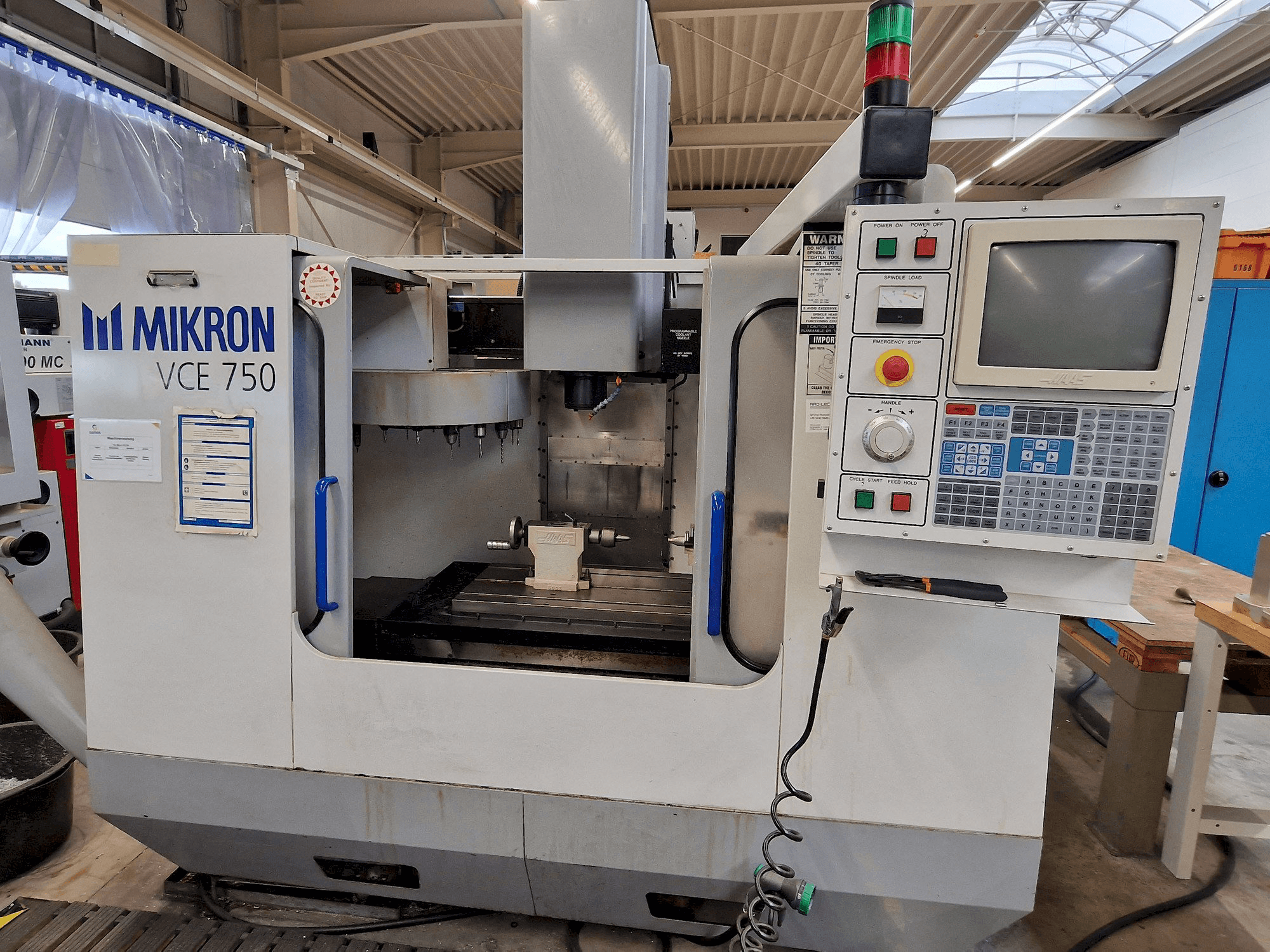 Koneen MIKRON Vce 750 etunäkymä