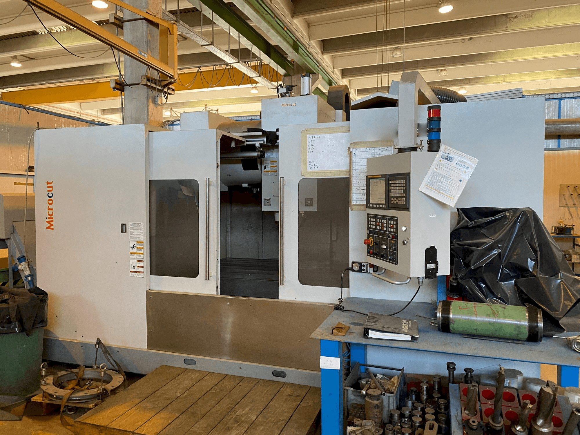Koneen MICROCUT VMC-1600F etunäkymä