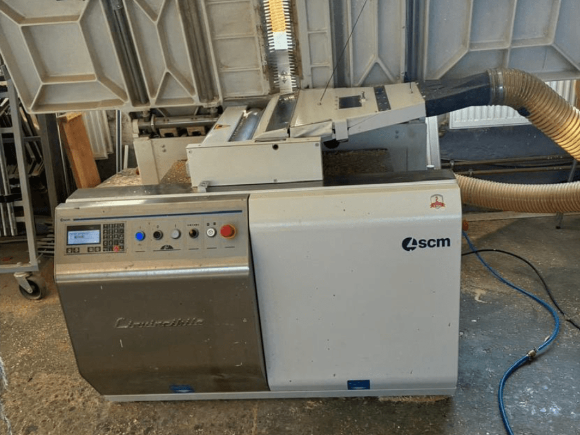 SCM Centauro -reunanauhakone edestäpäin, jossa näkyy ohjauspaneeli, imuletku ja avoin työskentelyalue reunan kiinnittämistä varten.