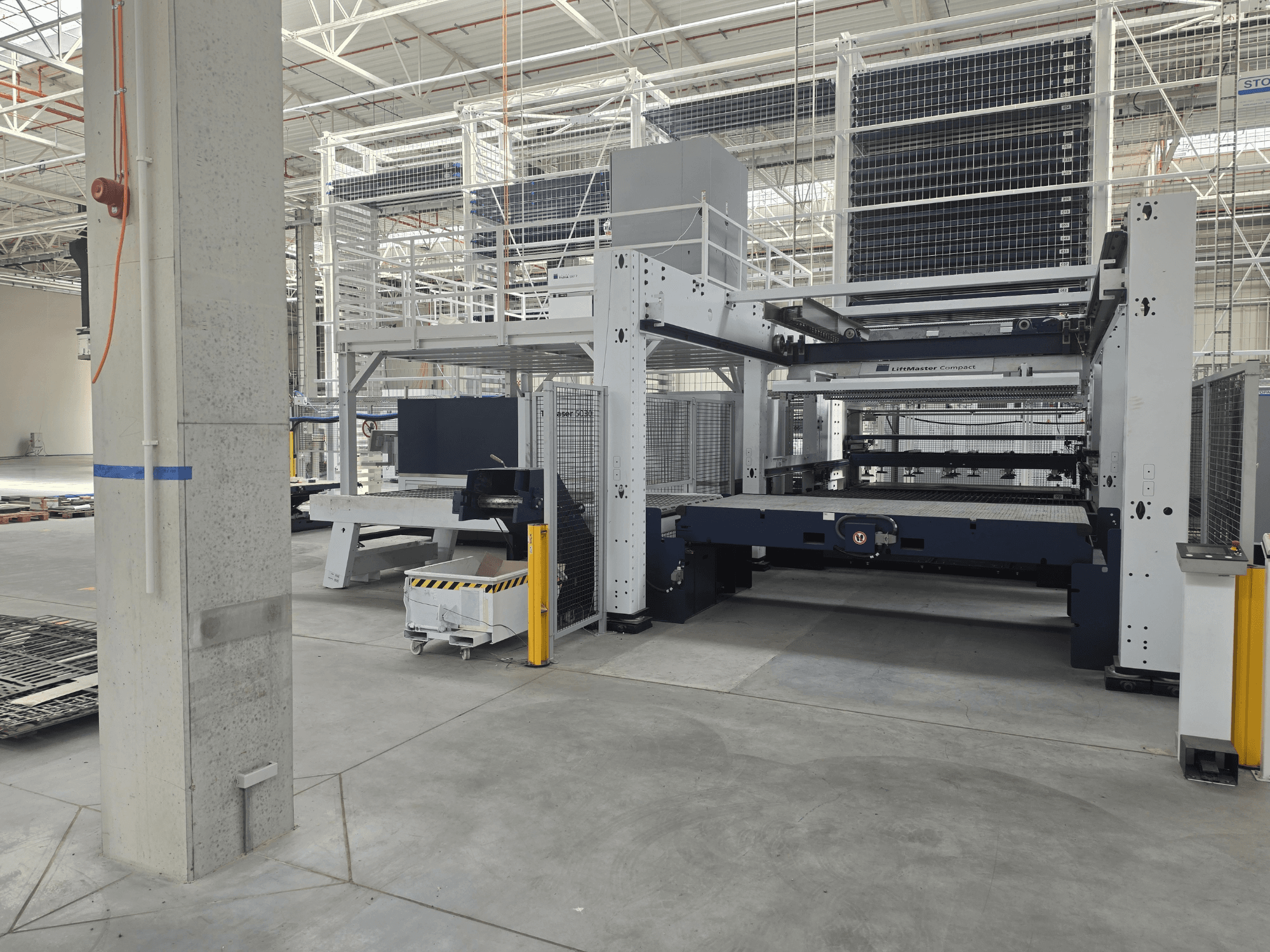 TRUMPF TruLaser 5030 fiber L76 FMC:n etunäkymä, jossa kuitulaserleikkauskone on esillä tilavassa teollisuusympäristössä.