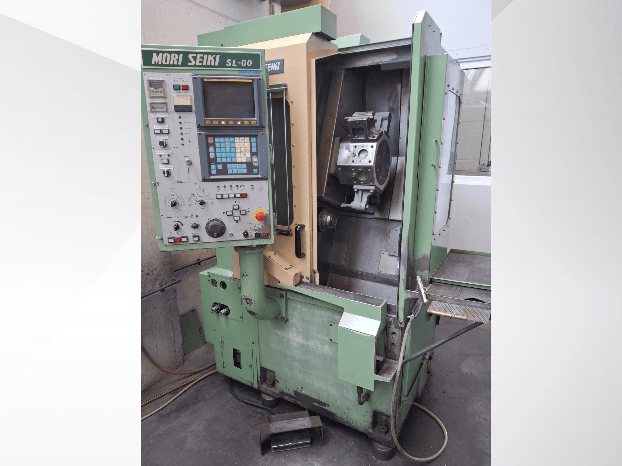 Vaakasuora sorvauskone DMG Mori Seiki SL-00, jossa näkyy ohjauspaneeli ja avoin etukuva työalueesta, jossa on näkyvissä työkappale.