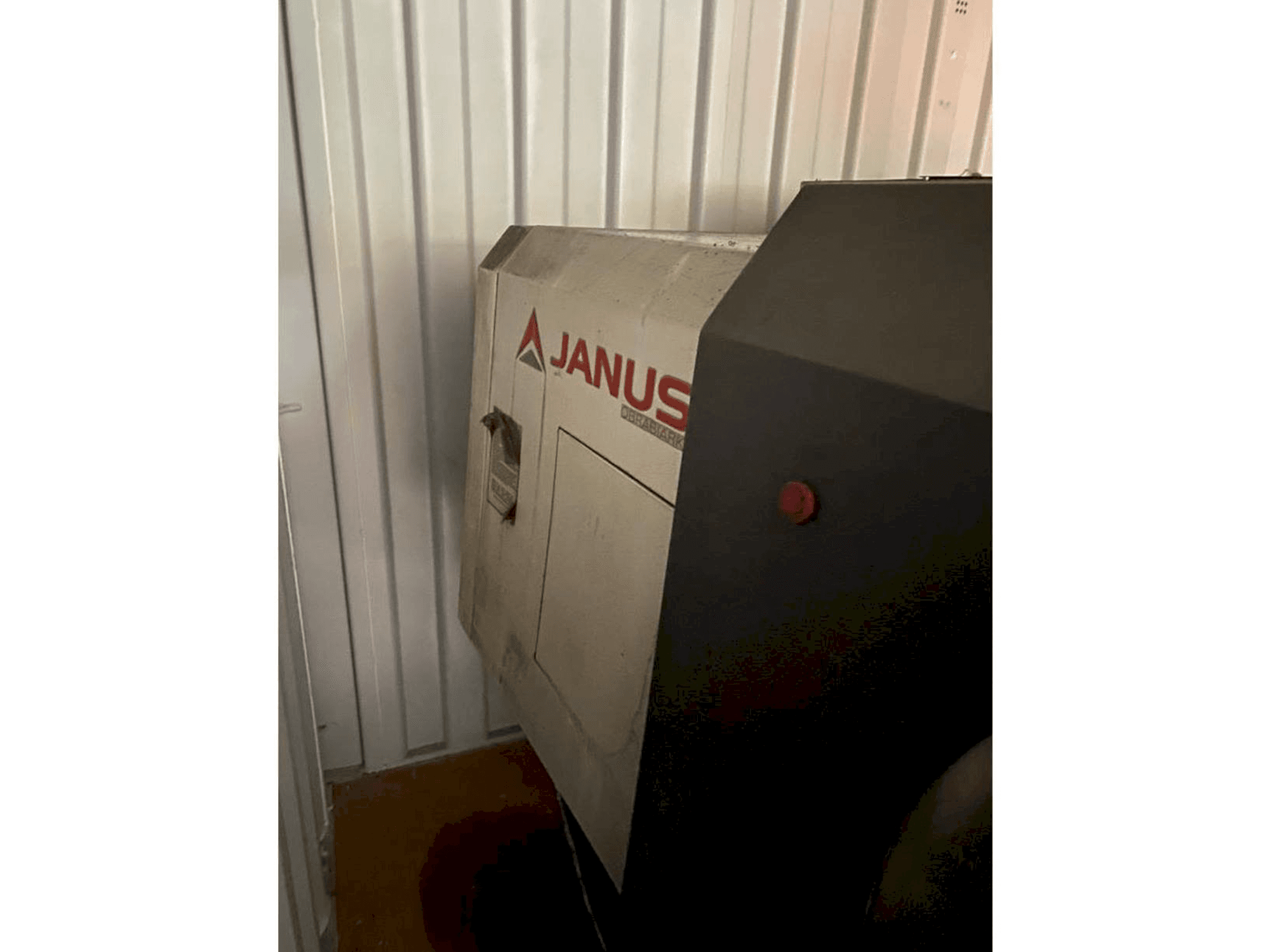 Koneen JANUS TK610/1350 CNC etunäkymä