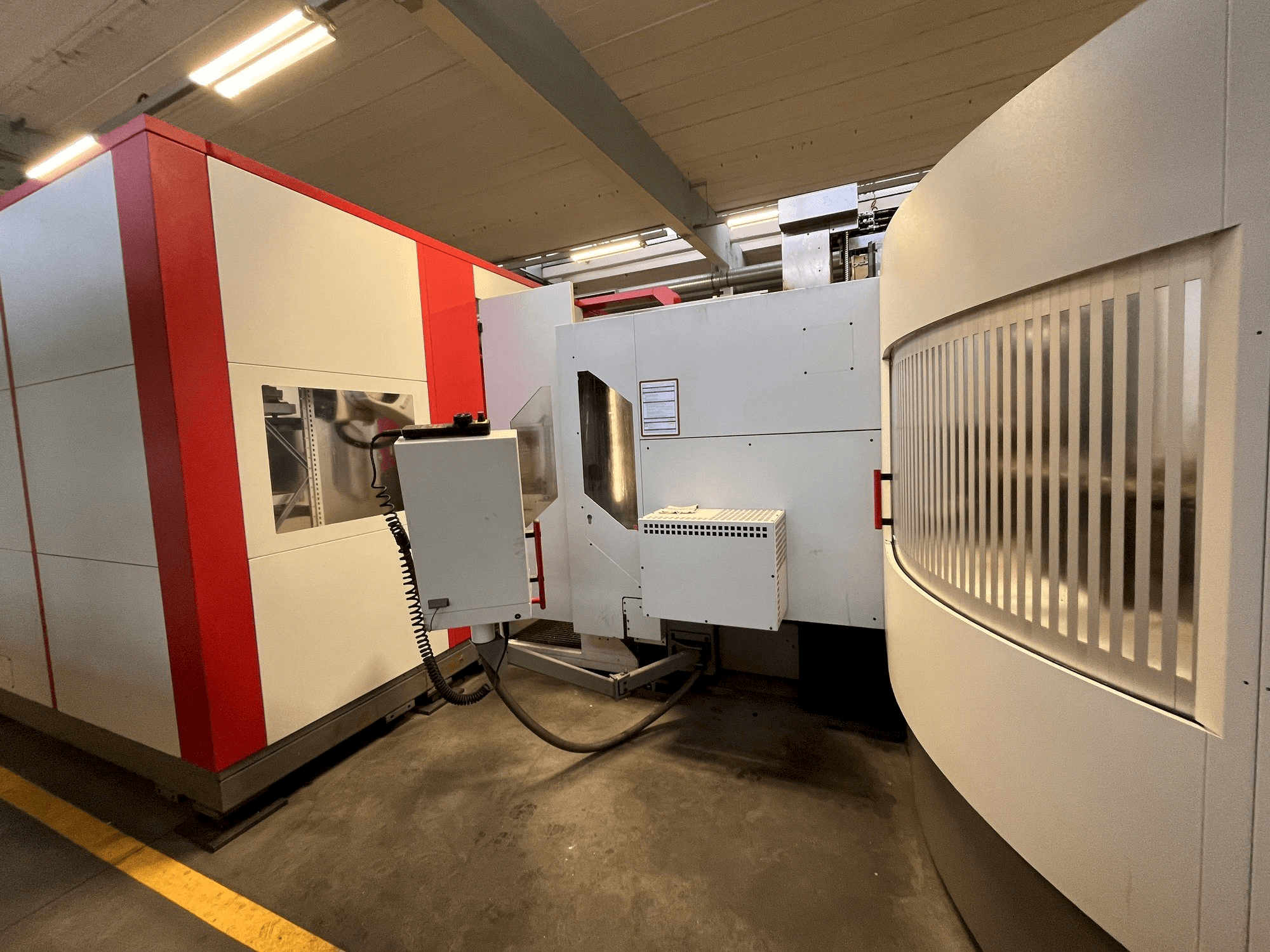 Koneen HERMLE C30 U vasen näkymä