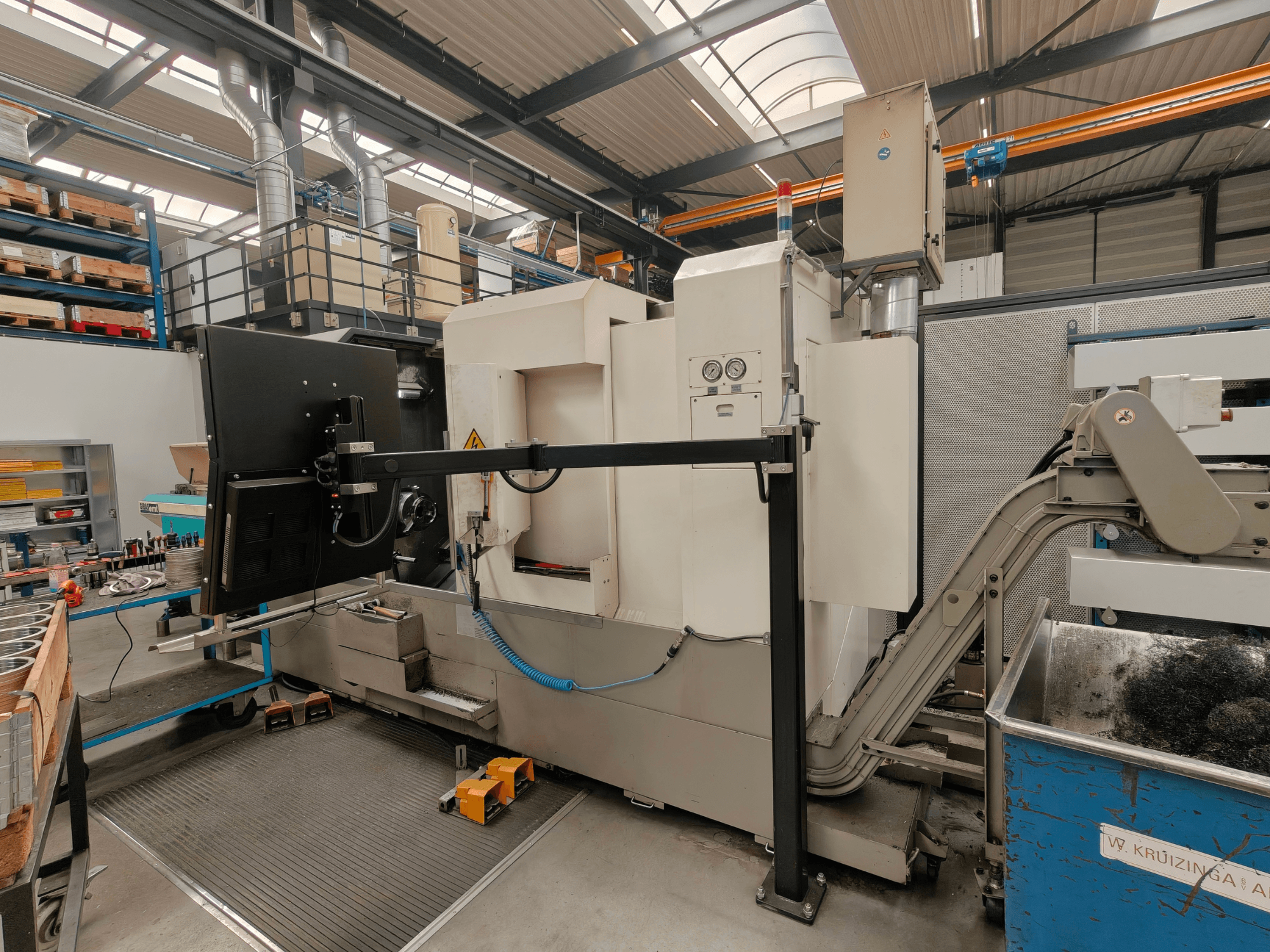 Victor Vturn A26 vaakasuora sorvauskone, sivukuva, jossa on ohjauspaneeli, lastunkuljetin ja teollinen työtila.