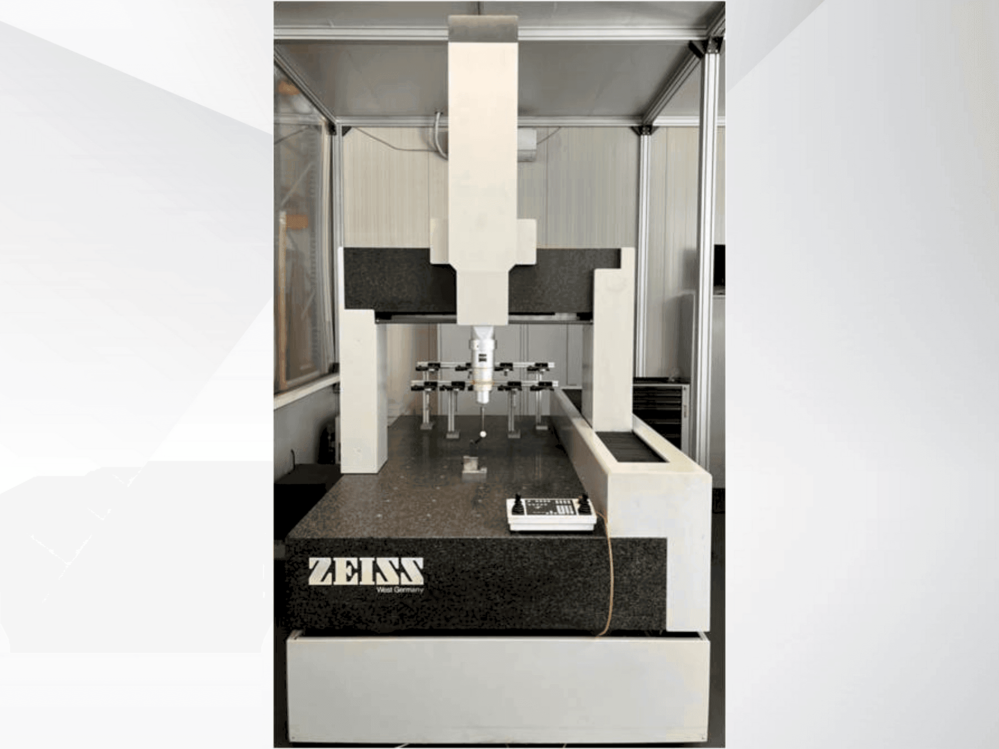 Koneen ZEISS UMC 850 etunäkymä