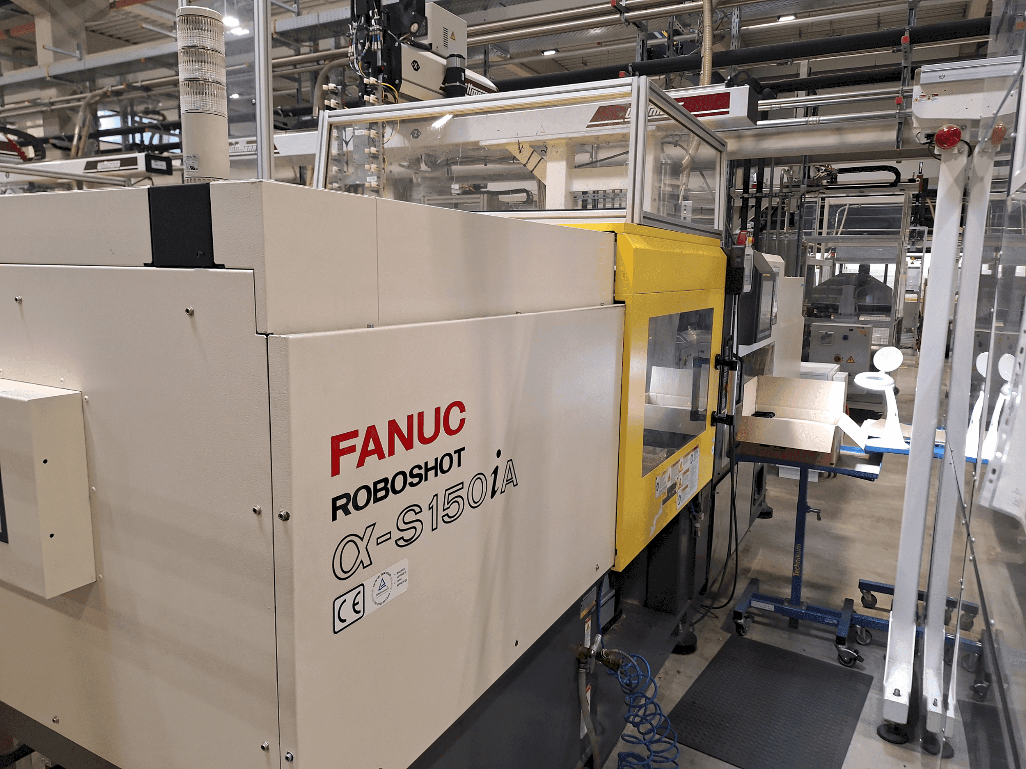 Koneen FANUC Roboshot S150iA etunäkymä