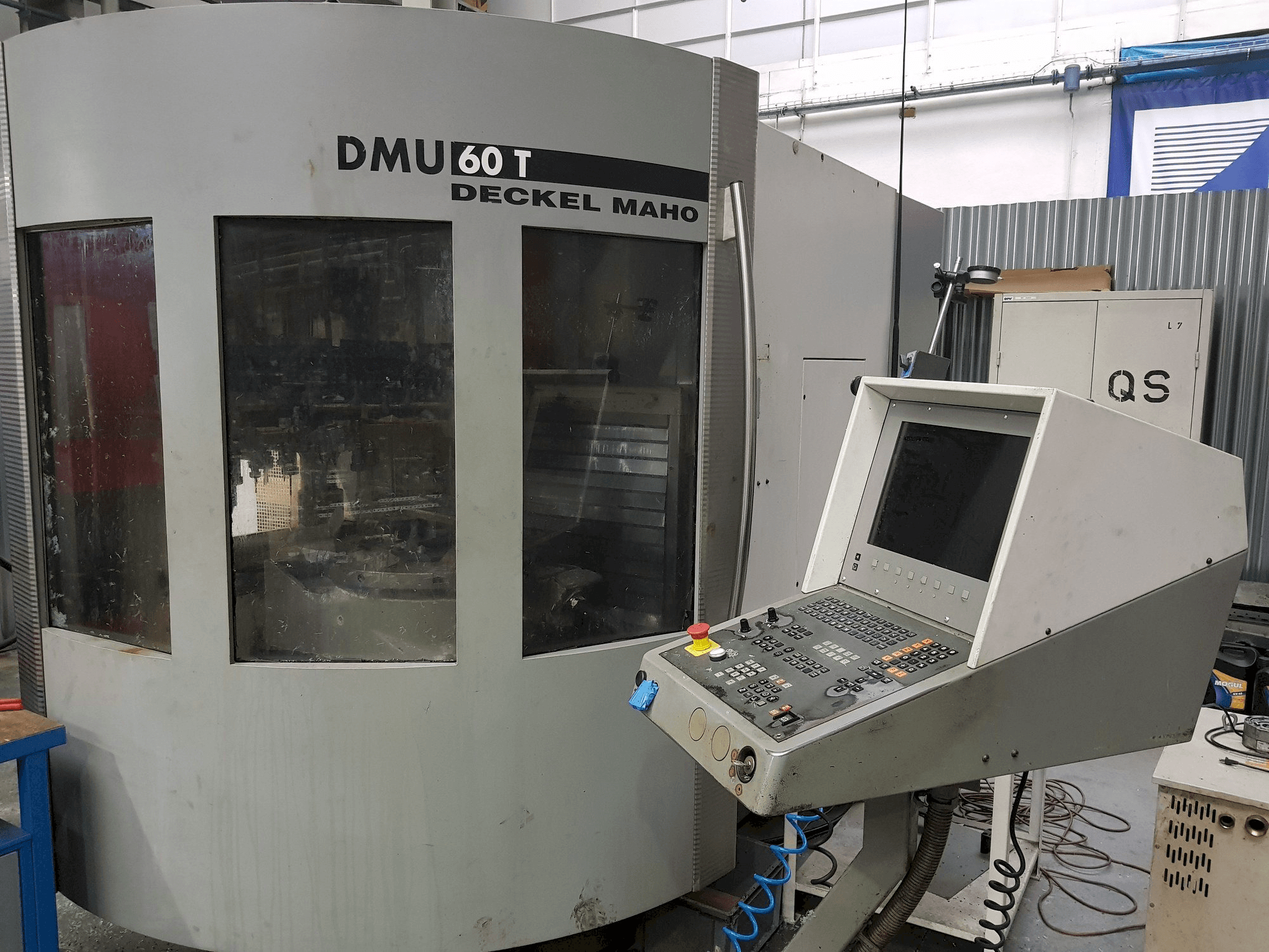 Koneen DECKEL MAHO DMU 60T etunäkymä