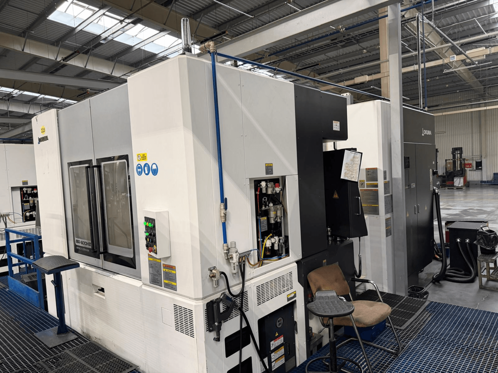 Okuma MA 600H II -vaakakoneistuskeskus, etukuva, jossa on ohjauspaneeli ja käyttöindikaattorit.