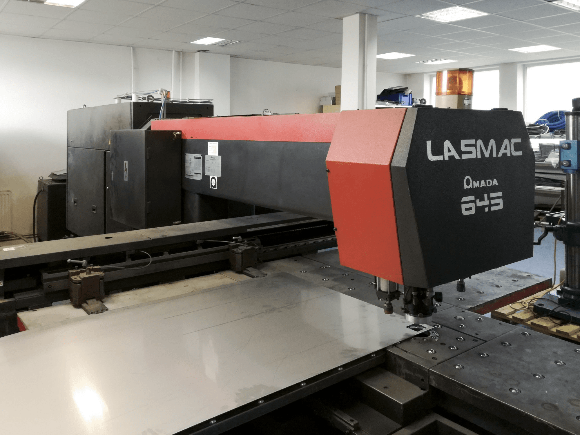 Koneen AMADA vasen näkymäLCE 645