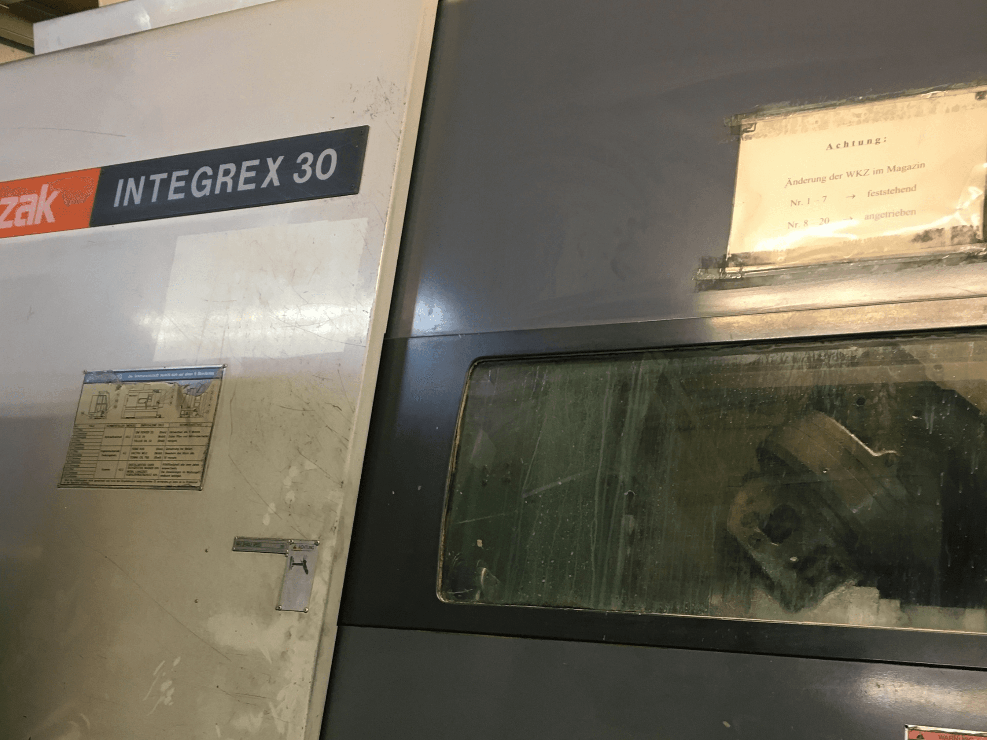 Mazak Integrex 30 Y Universal 1000 -sorvaus-jyrsinkeskus edestä katsottuna; kuvassa näkyvät käyttölaitteet ja ikkunan sisällä näkyvät työkalut.