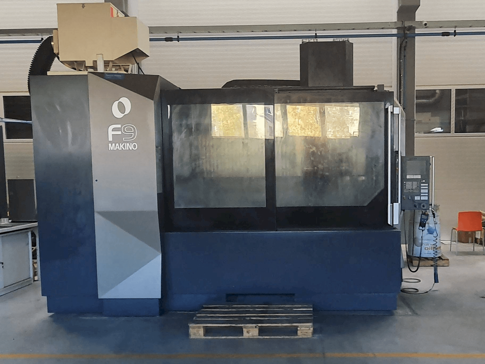 Koneen Makino F9 etunäkymä