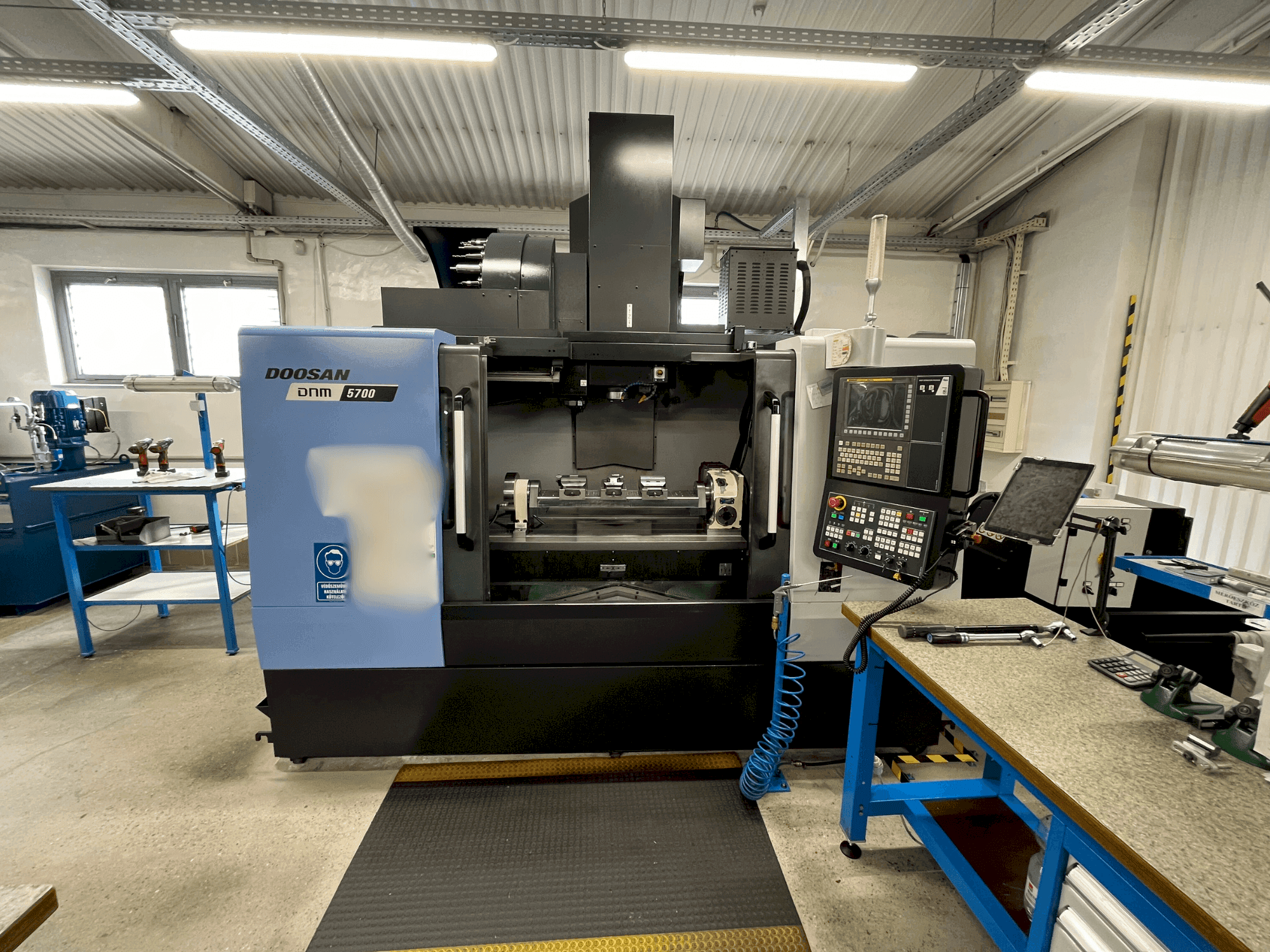 Koneen DOOSAN DNM 5700 etunäkymä