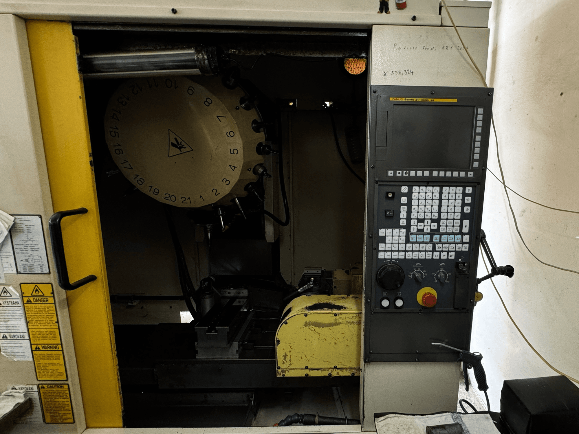 FANUC Robodrill alpha-T21iFL -pystytyöstökeskus, etukuva, jossa näkyy ohjauspaneeli ja työkalulippa.