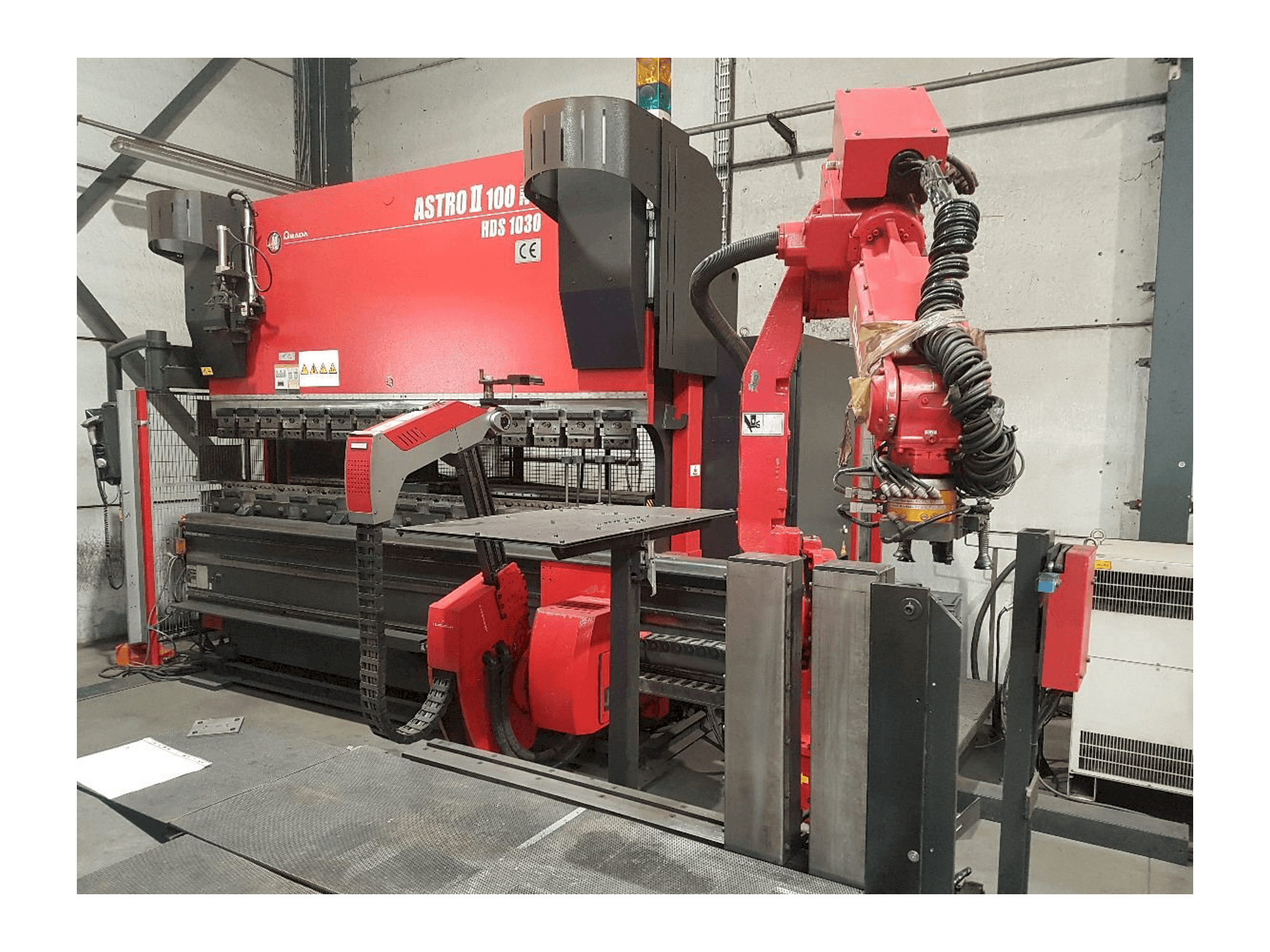 Koneen AMADA Astro II 100NT HDS 1030 etunäkymä