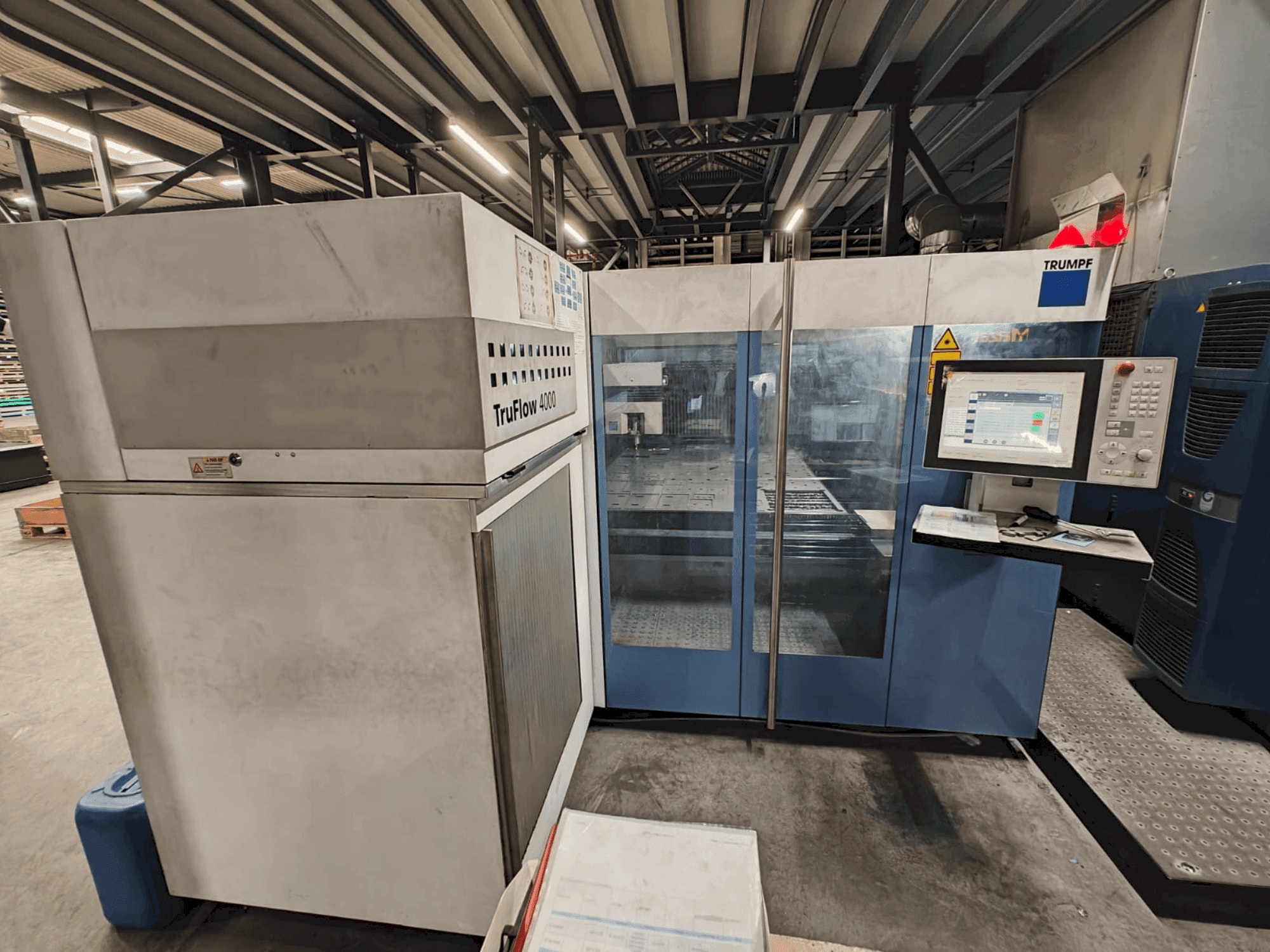 Koneen TRUMPF TruLaser 3030 etunäkymä