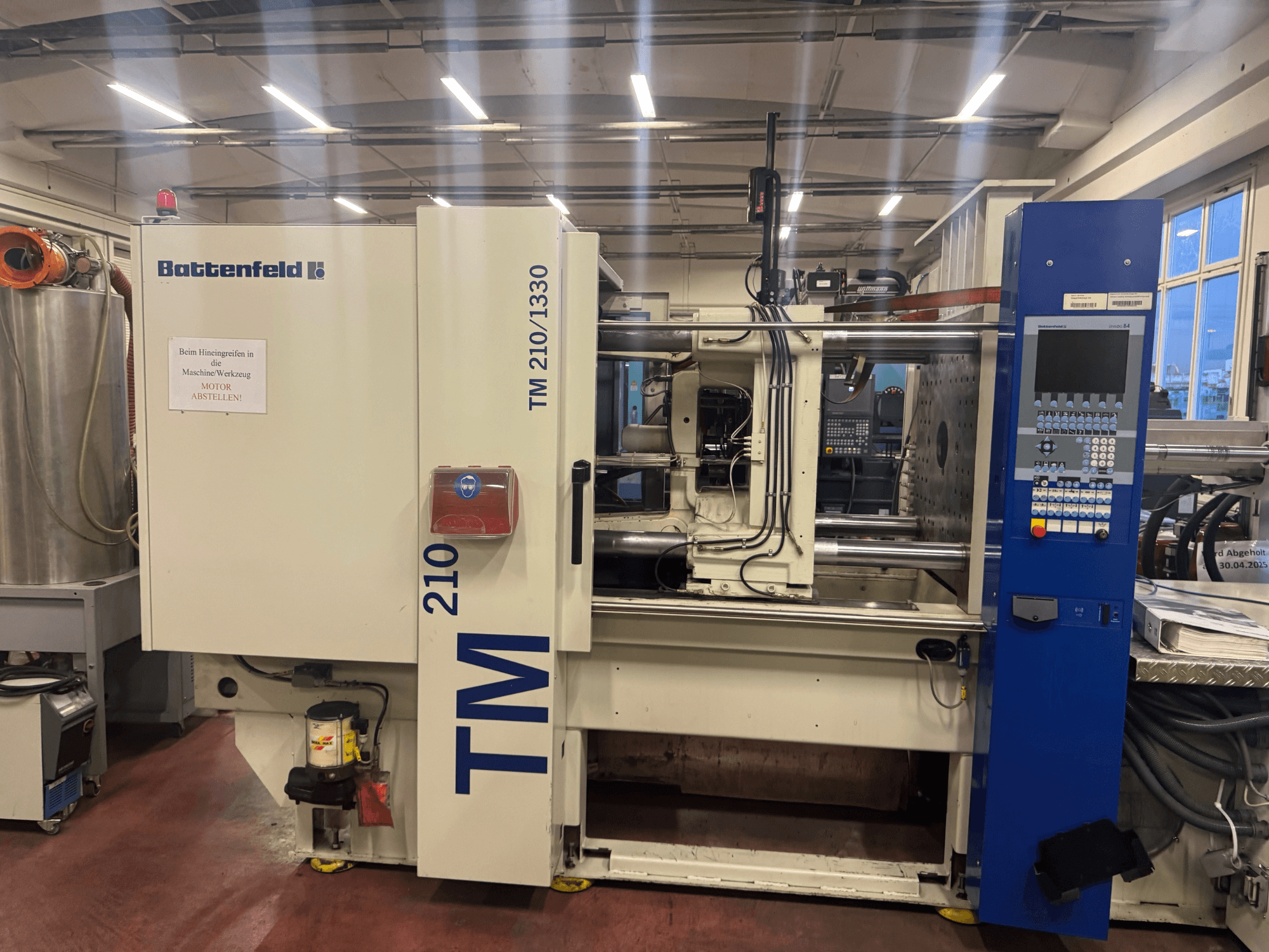 Battenfeld TM 210/1330 hydraulinen ruiskuvalukone, etukuva, jossa näkyy ohjauspaneeli ja koneen osat.