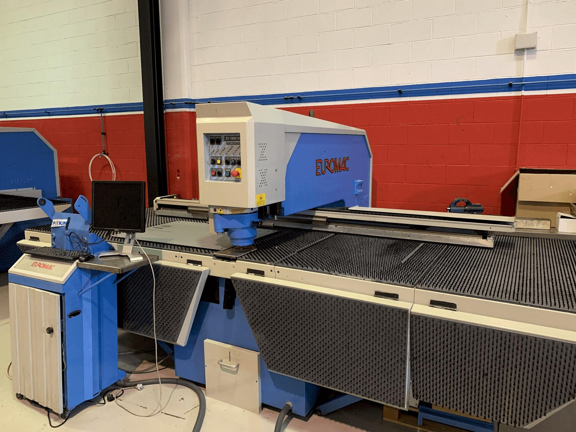 Koneen Euromac ZX 1000-30-2000 etunäkymä