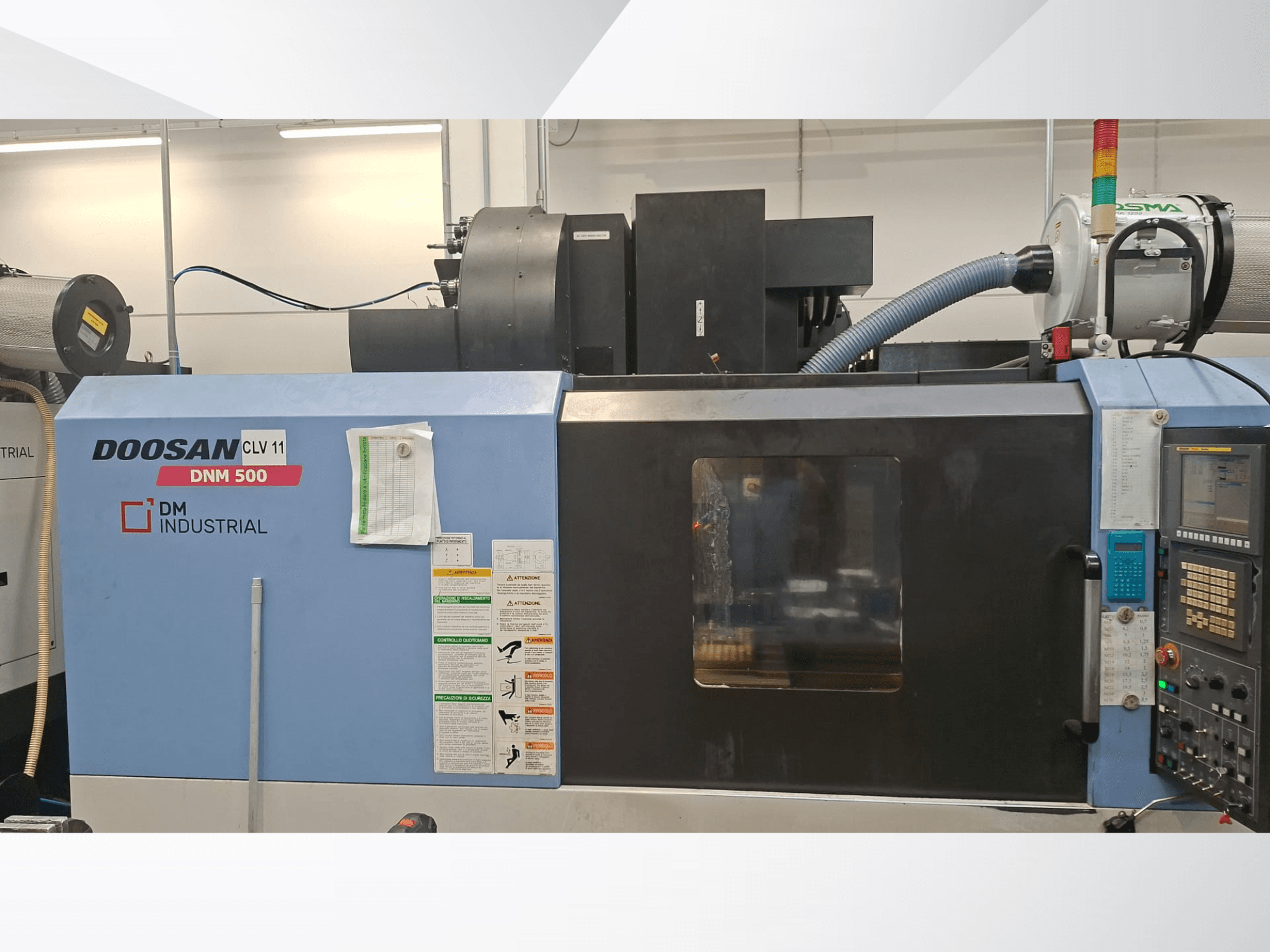 DOOSAN DNM 500 -pystykoneistuskeskus sivulta katsottuna; kuvassa näkyvät ohjauspaneeli ja toiminnalliset osat.