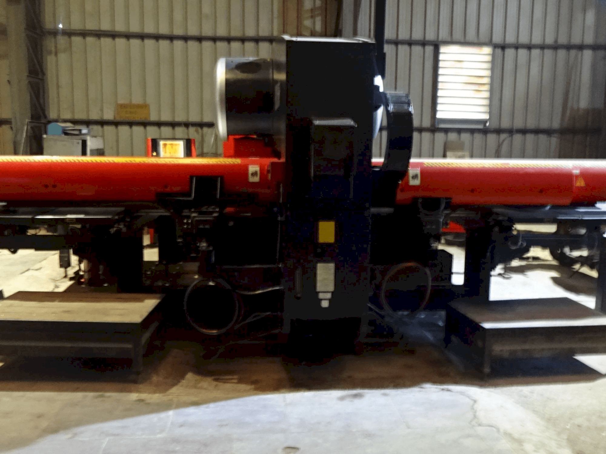 Koneen AMADA EM 2510 NT etunäkymä