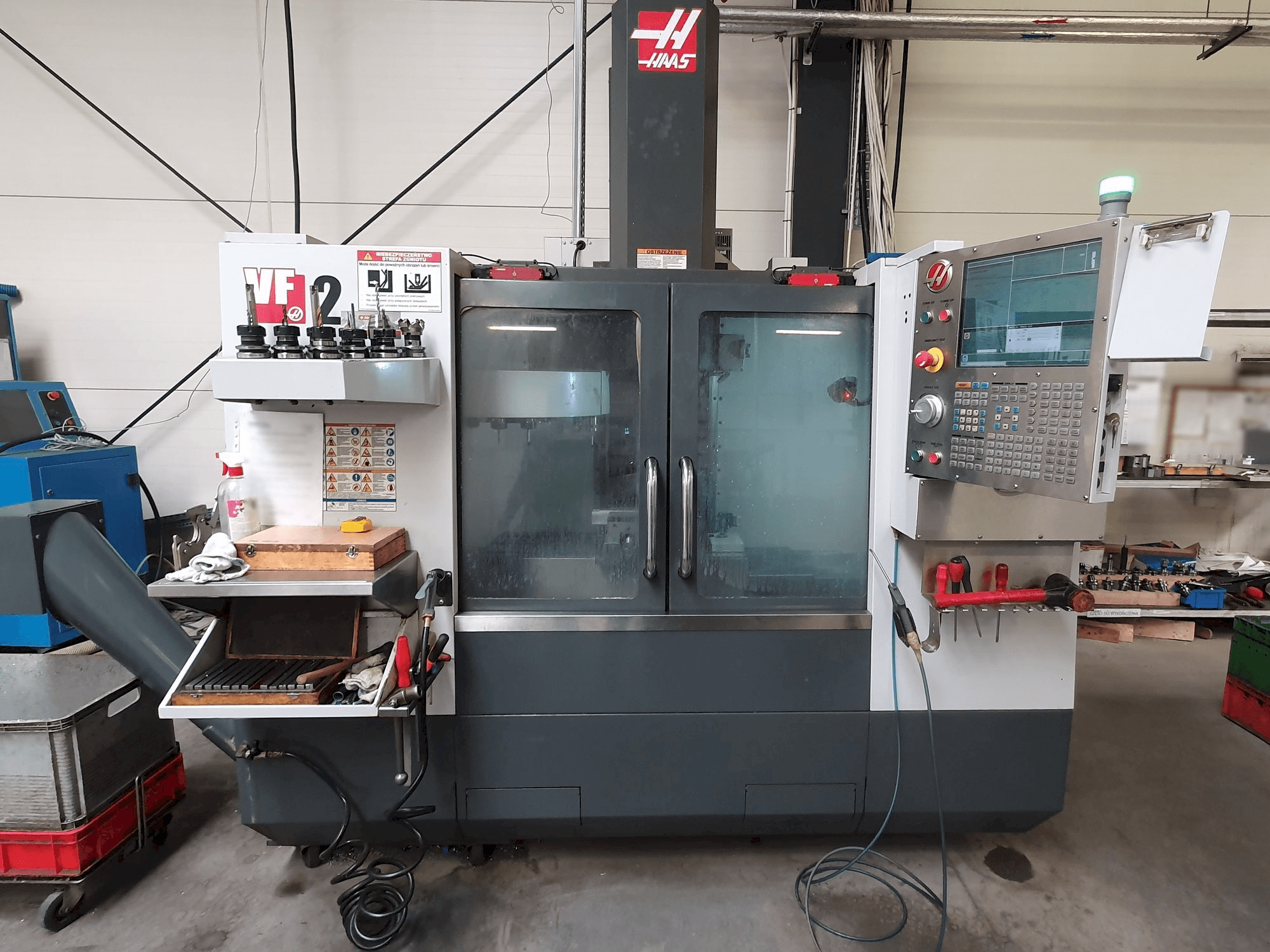 Koneen HAAS VF-2 etunäkymä