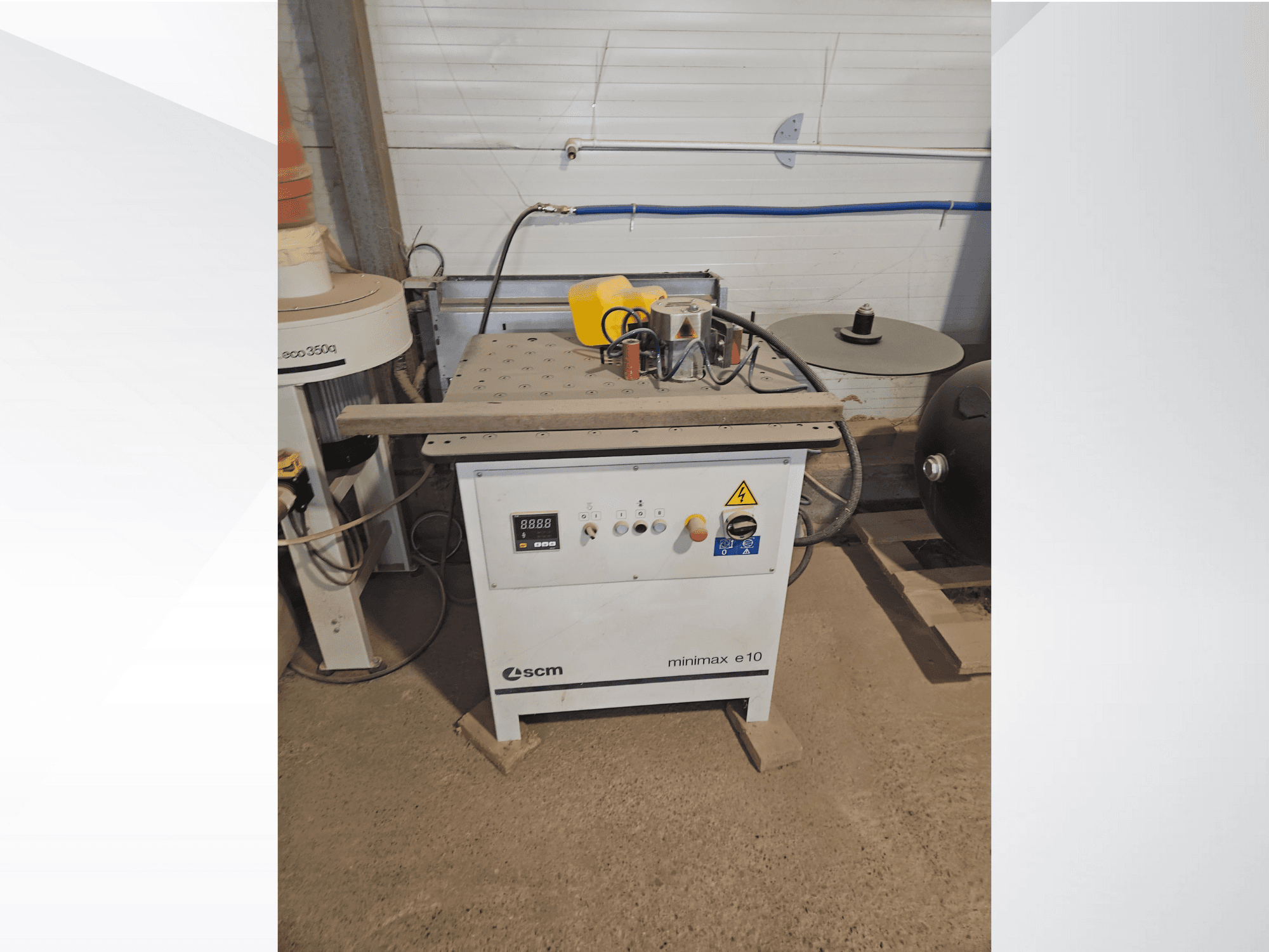 SCM Minimax E10 -puutyökone, etukuva, jossa on ohjauspaneeli, pölyaukko ja säädettävä työtaso.