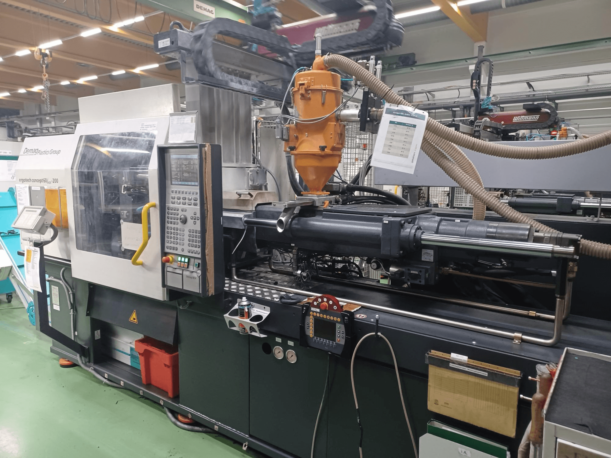 Demag Ergotech 200 -ruiskuvalukone, etukuva, jossa ohjauspaneeli, suutin ja käyttöosat näkyvissä.