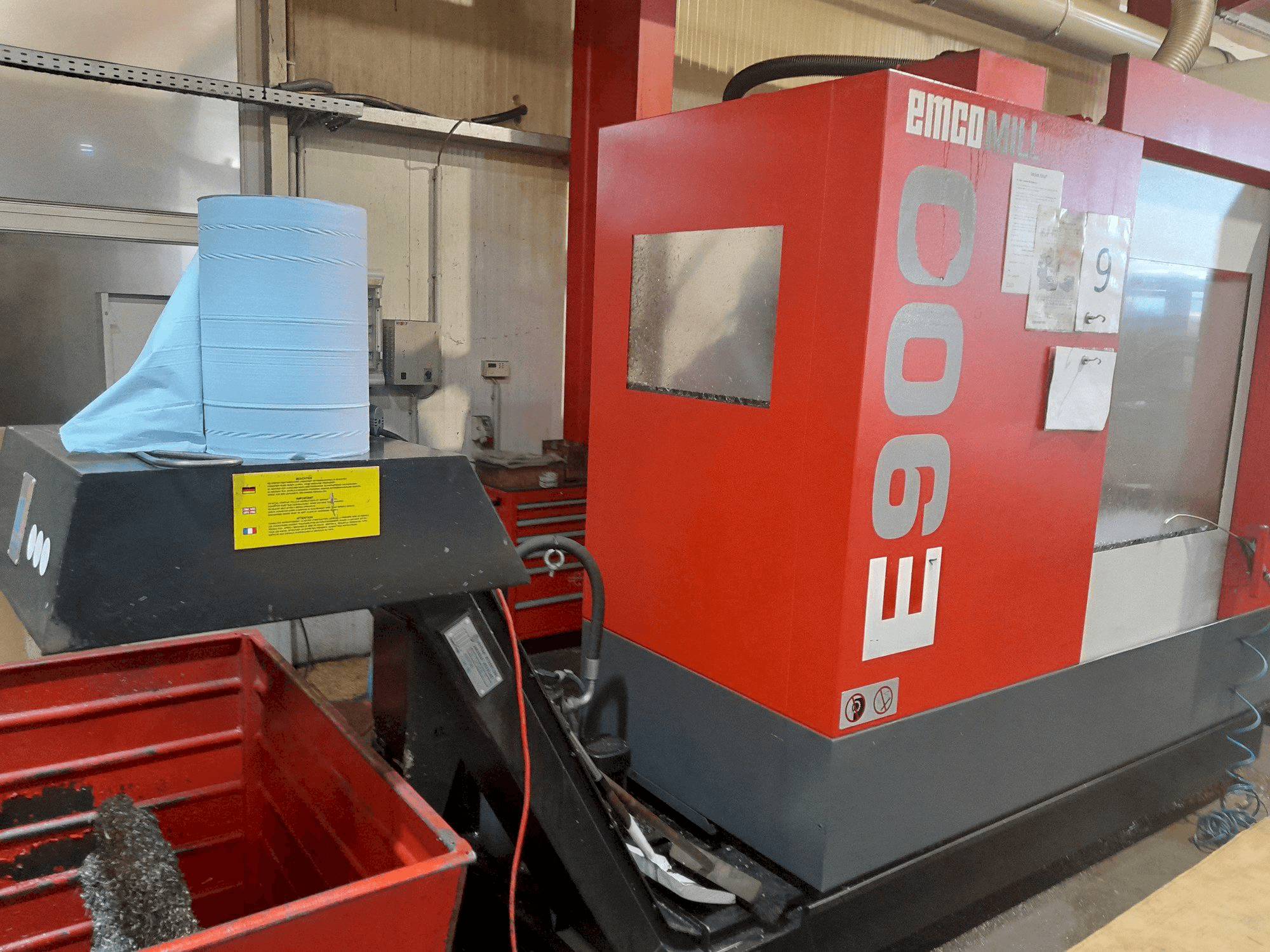 Koneen EMCO E900 etunäkymä