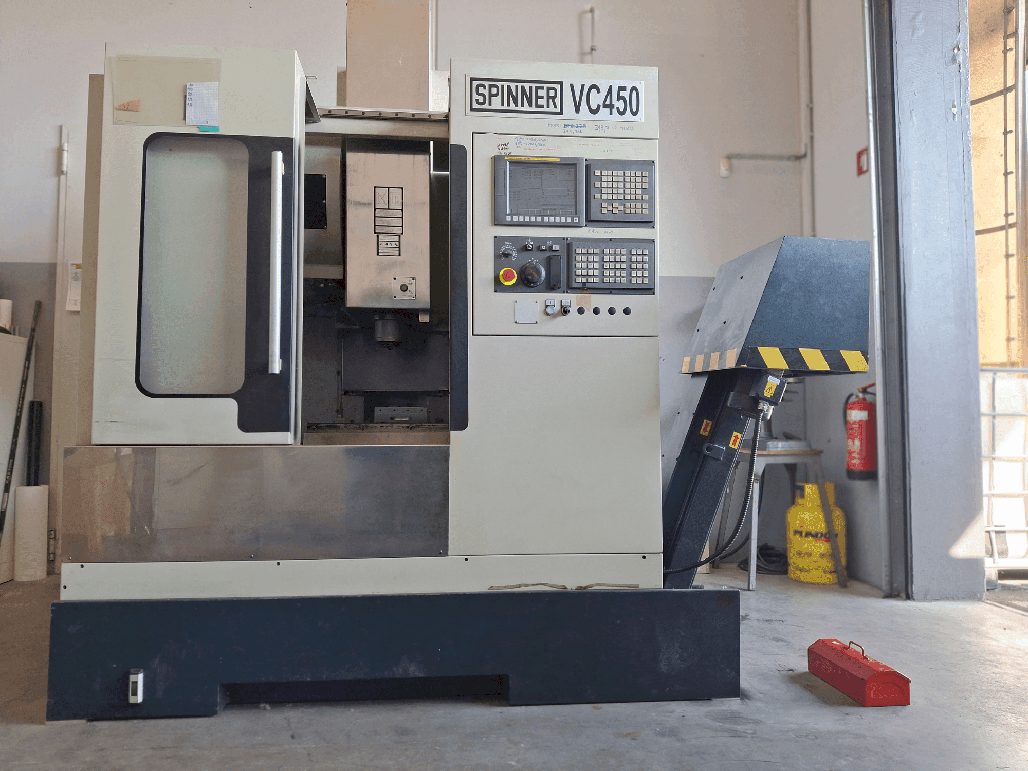 Koneen SPINNER VC 450 etunäkymä