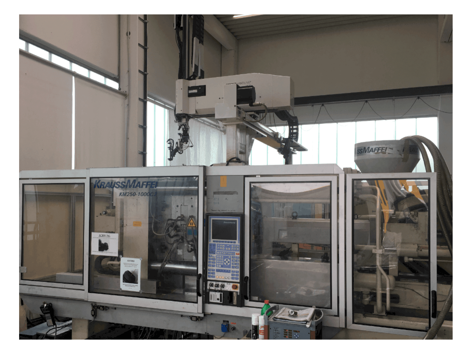 Koneen Krauss Maffei 250-1000 C2 etunäkymä