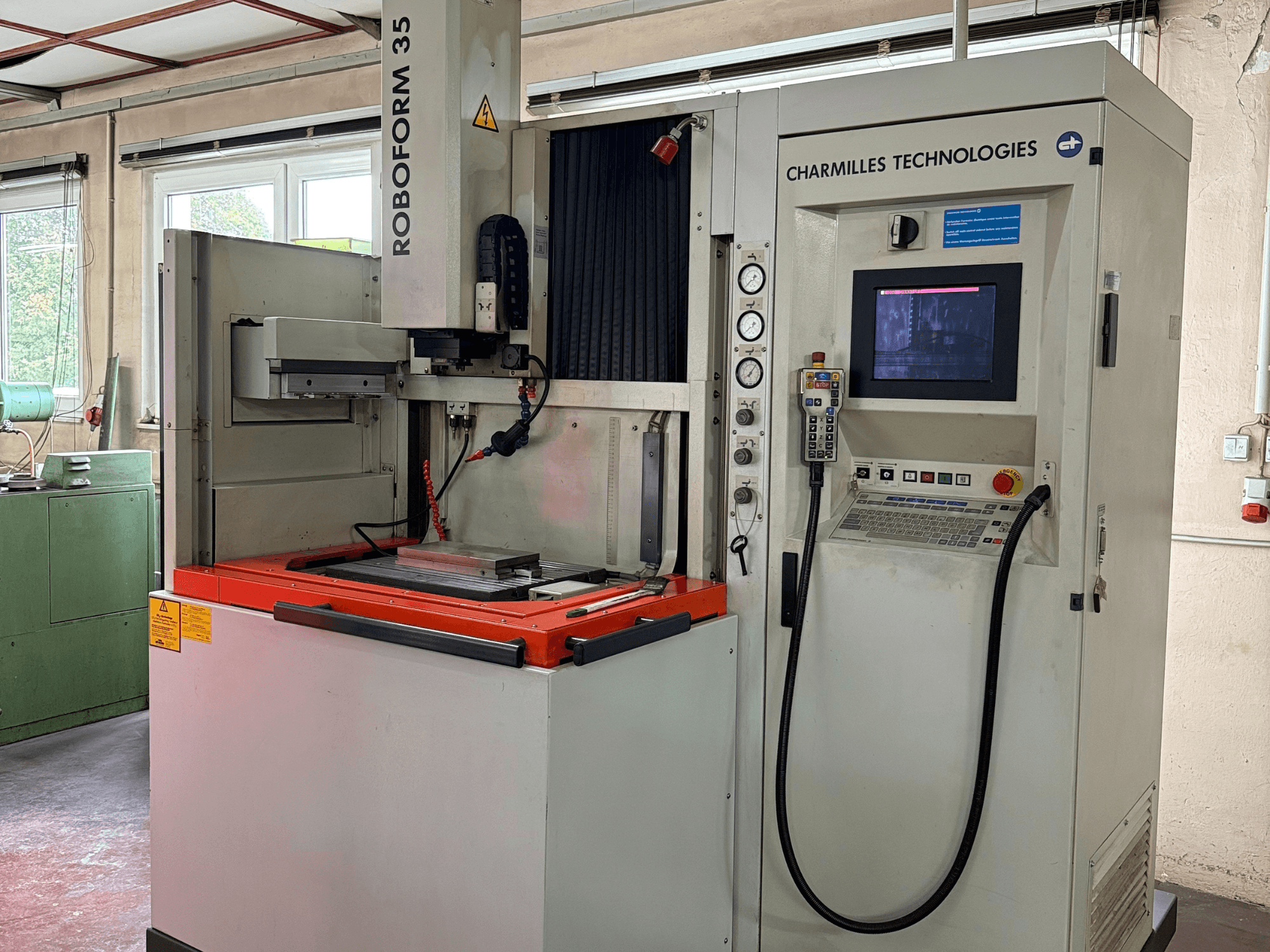 Charmilles Technologies Roboforn 35 -kone, etukuva, jossa näkyy ohjauspaneeli, asennetut työkalut ja turvatarrat.