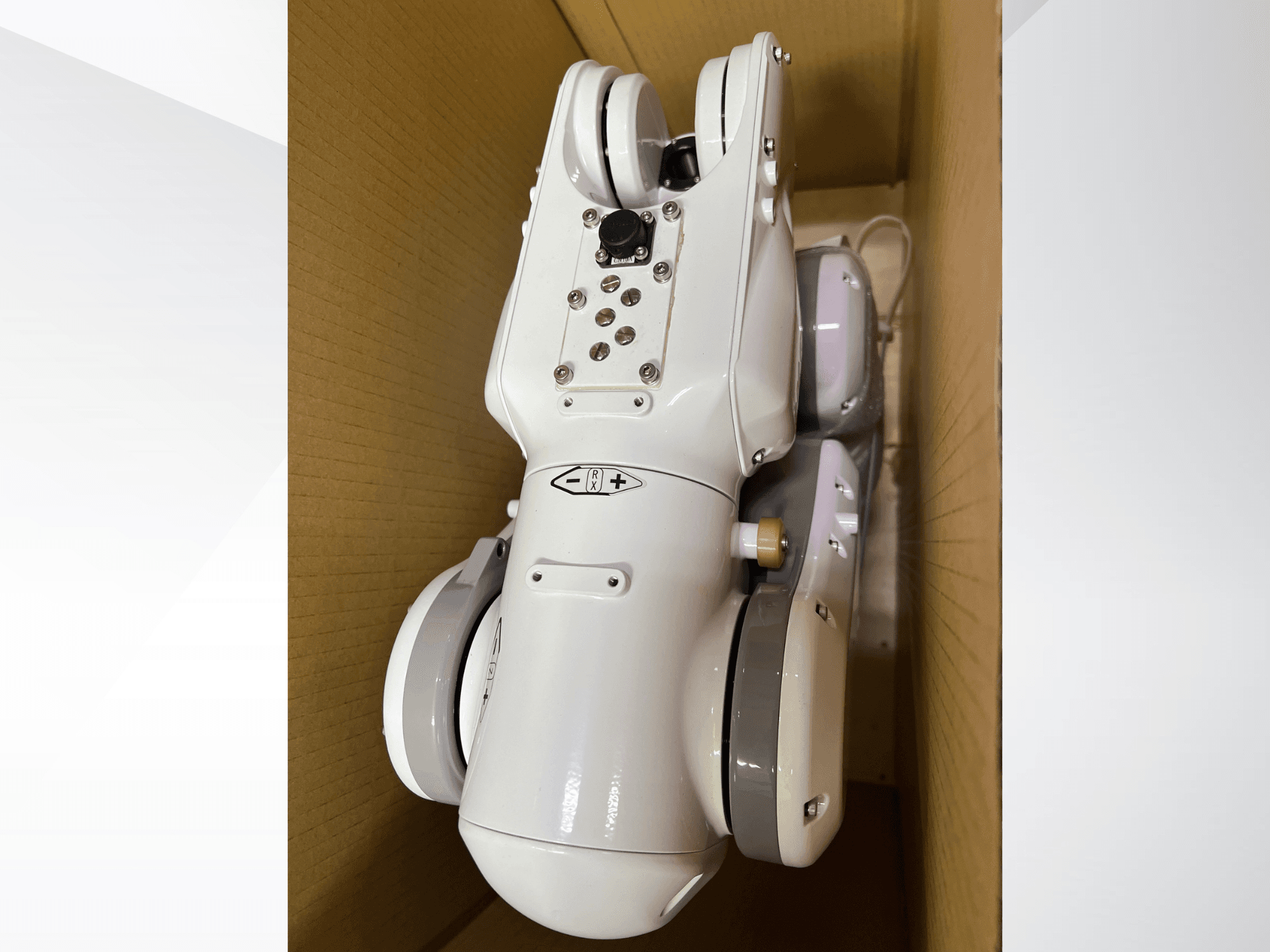 NACHI MZ04D -robottivarsi ylhäältä katsottuna, jossa näkyy sen tyylikäs valkoinen muotoilu ja ohjauspaneeli painikkeineen ja merkkivaloineen.
