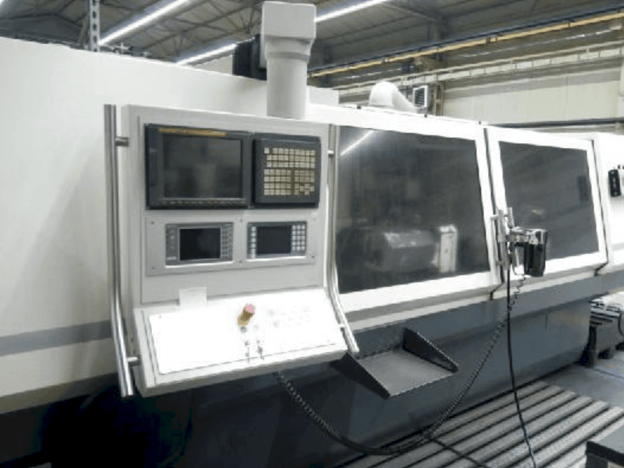 Koneen STUDER S40 CNC etunäkymä